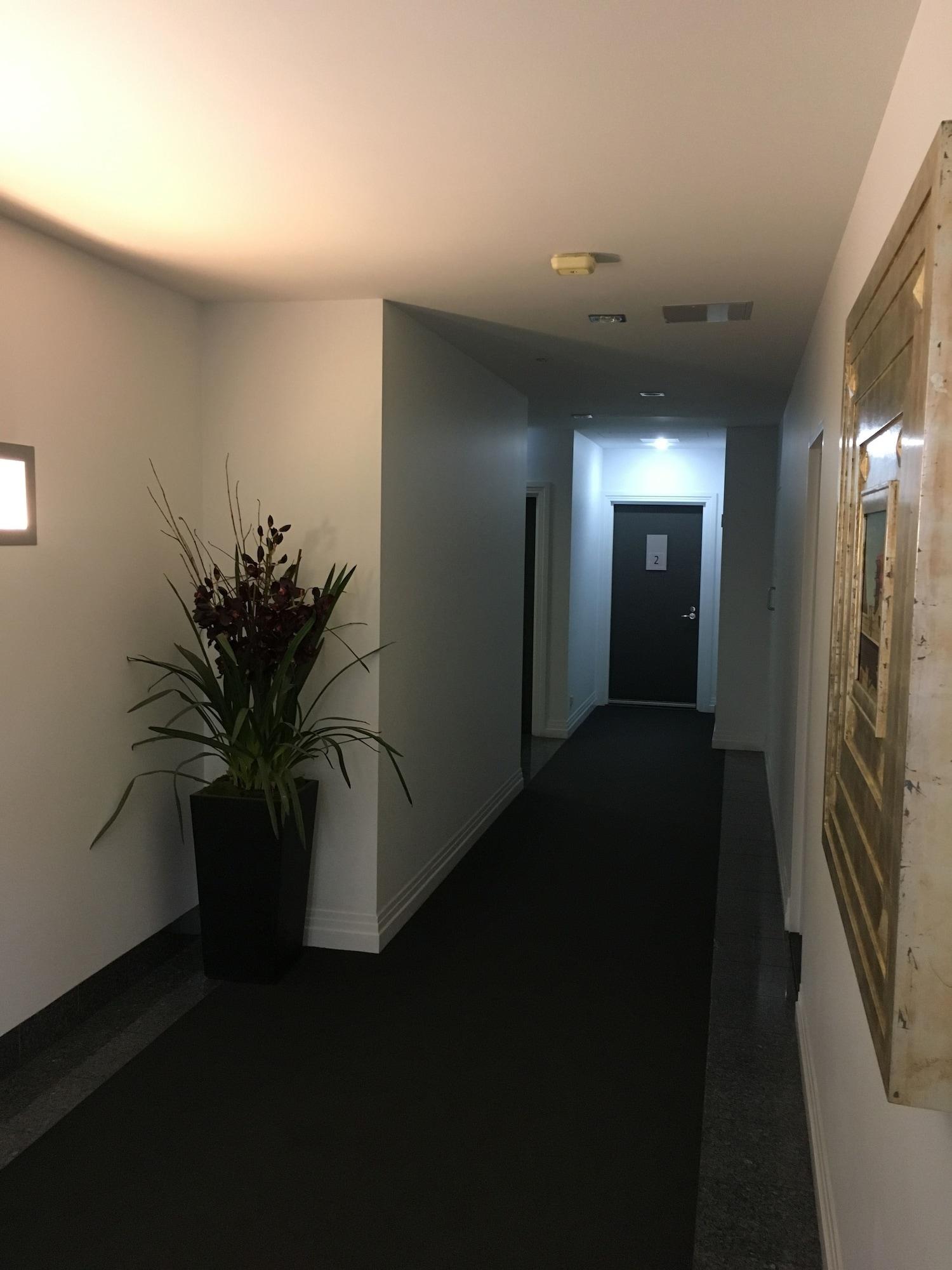 Vista Lobby City Escape 3BD in Adelaides East End 6