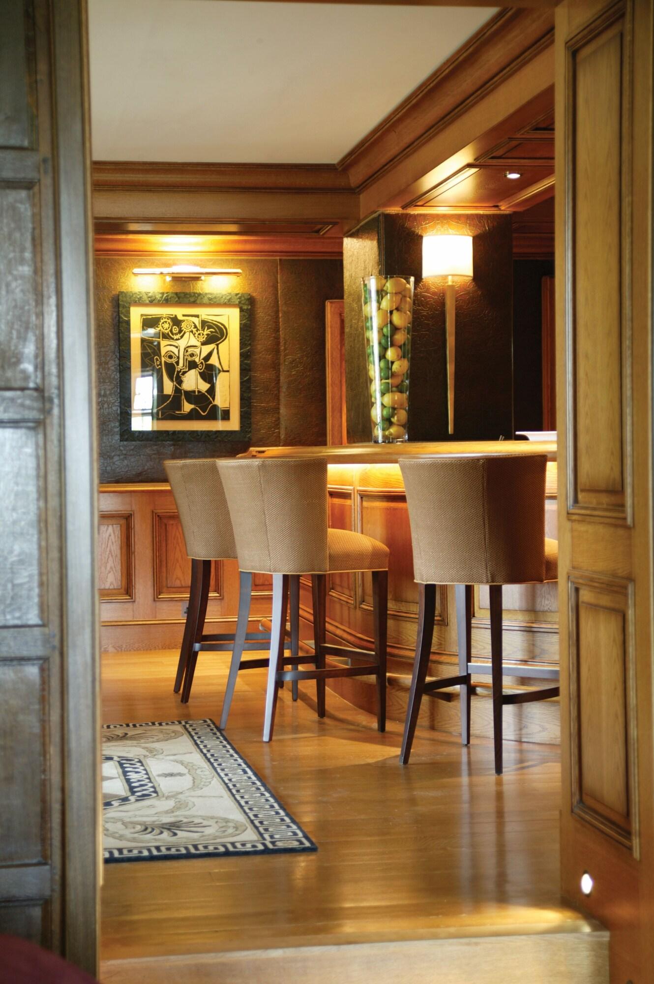 Bar/Salón Whatley Manor