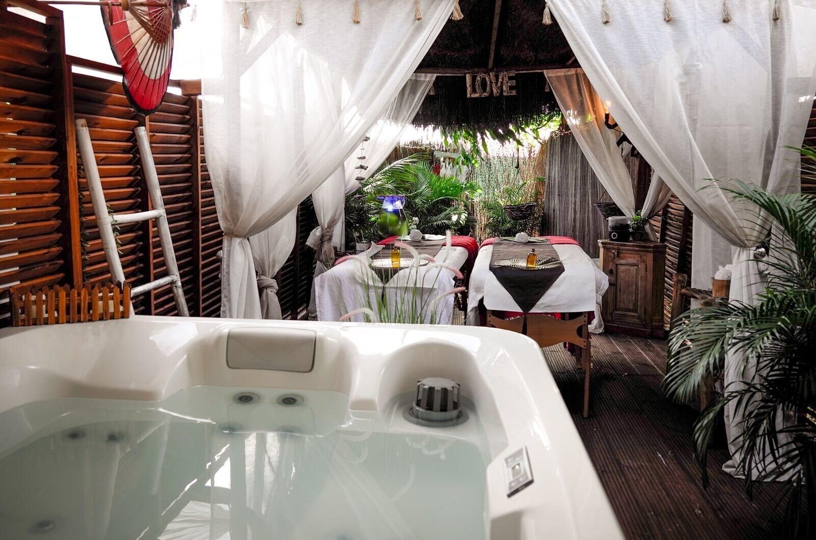 Spa Aqua Zen Spa Lodge Tiki Hut