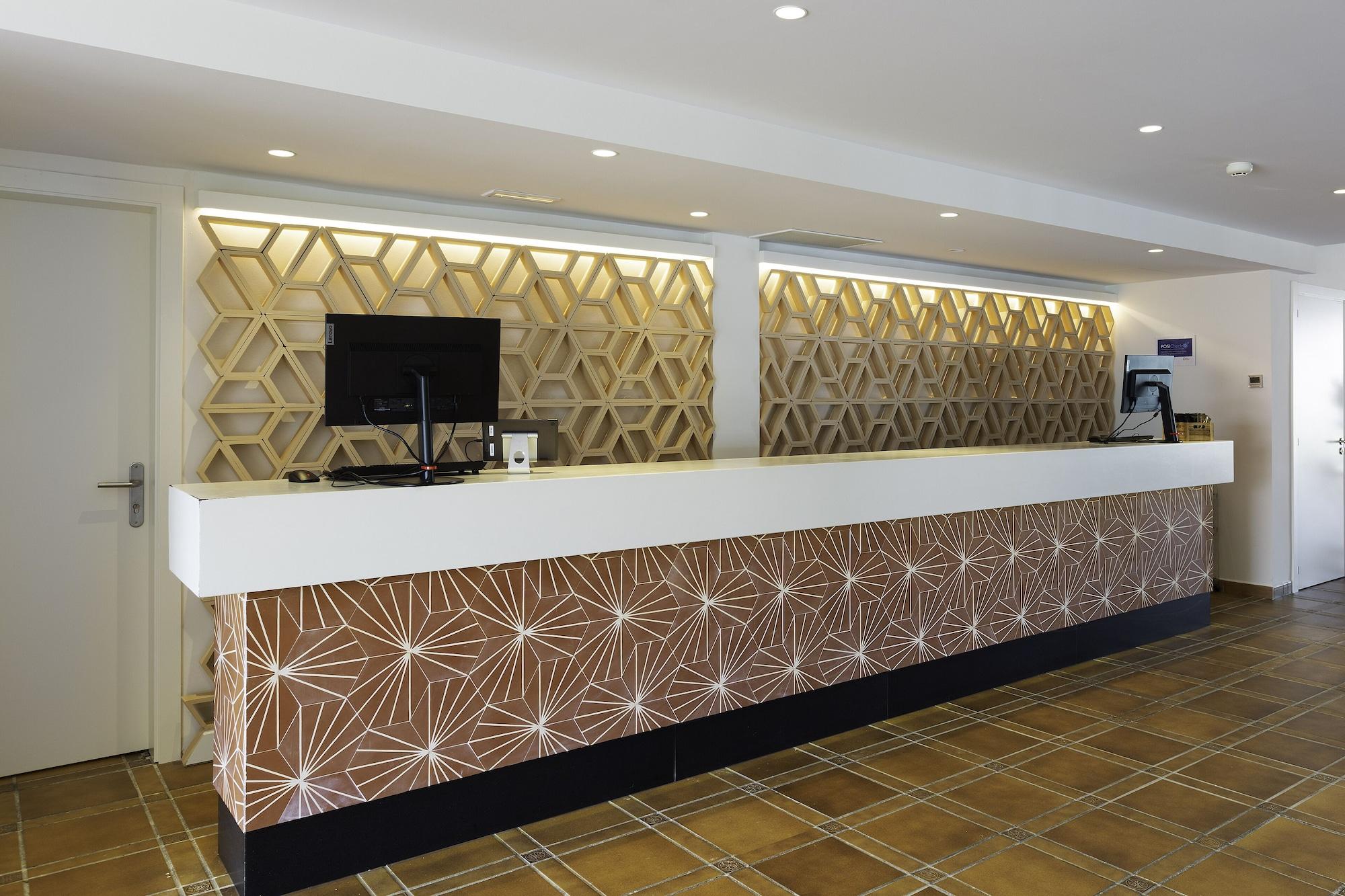Vista Lobby AluaSun Far Menorca Hotel