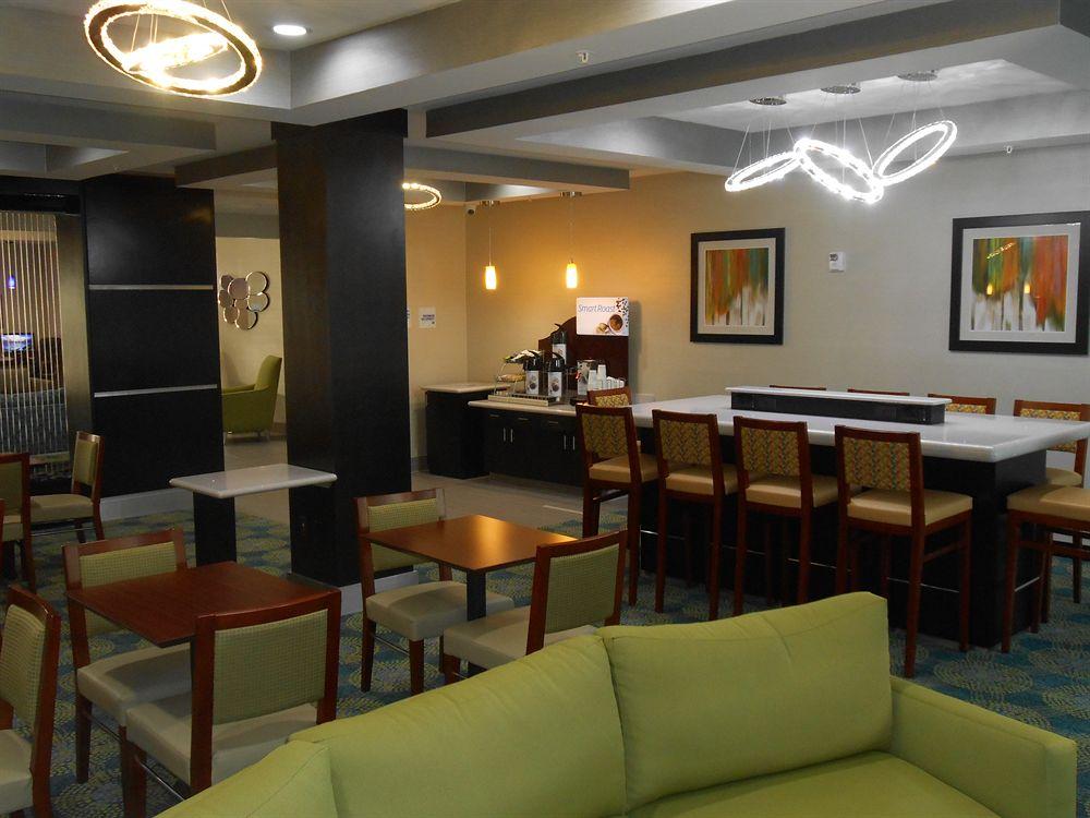 Comodidades do estabelecimento Holiday Inn Express Hotel & Suites Houston NW-Brookhollow