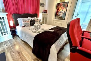 Renta Vacacional - Movie Night 100 Inch Screen, Walk to Bars and Restaurant