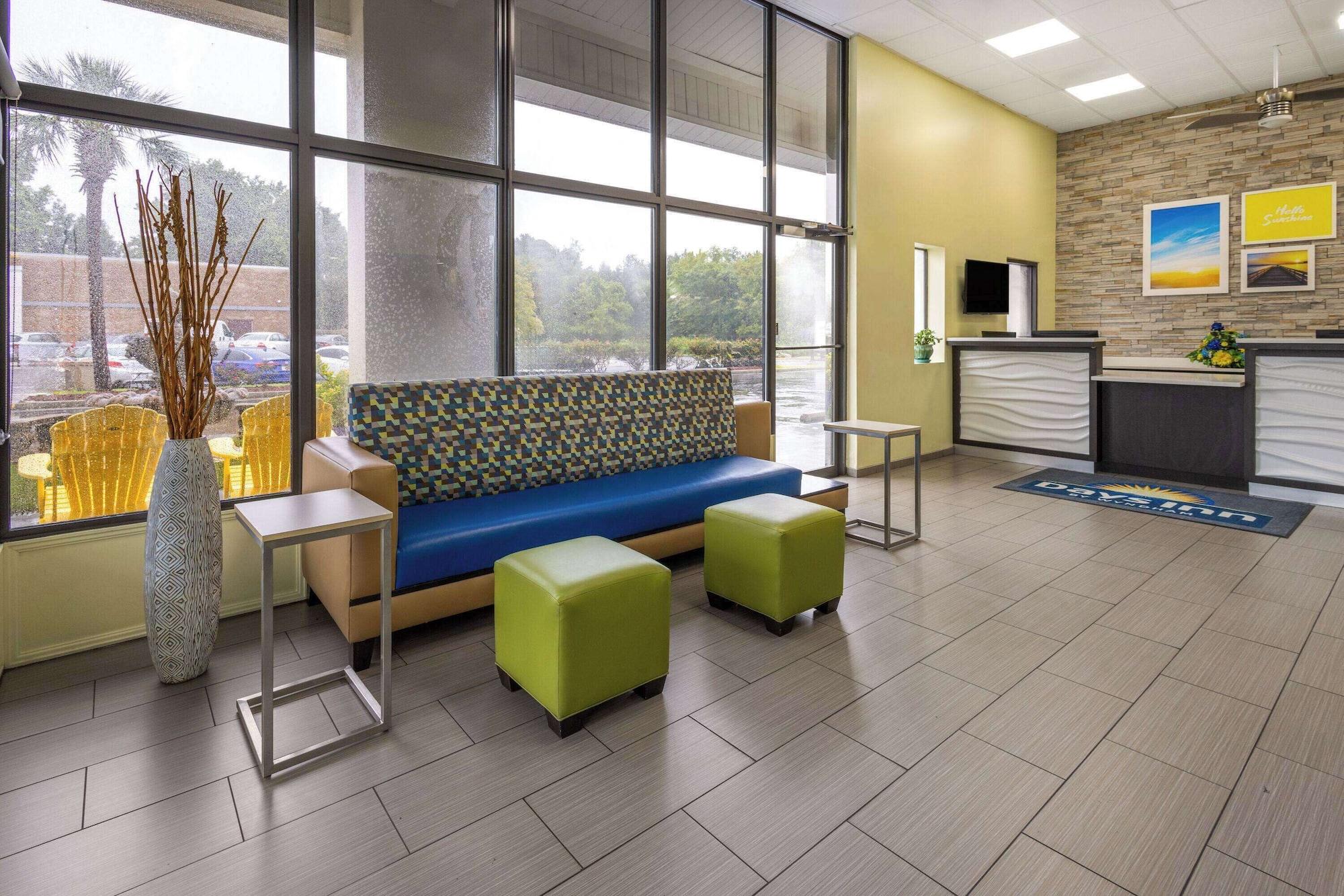 Vista Lobby Days Inn by Wyndham Ladson Summerville Charleston