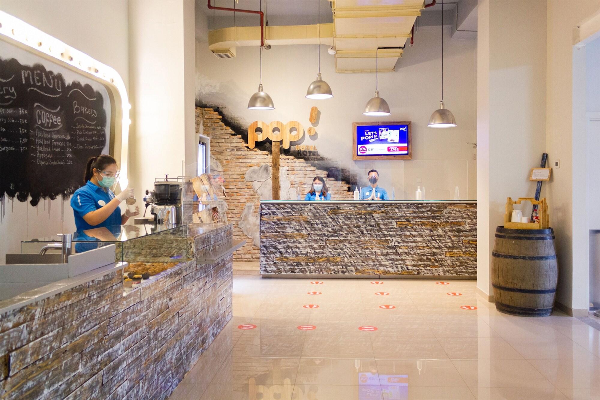 Vista Lobby POP! Hotel Kelapa Gading Jakarta