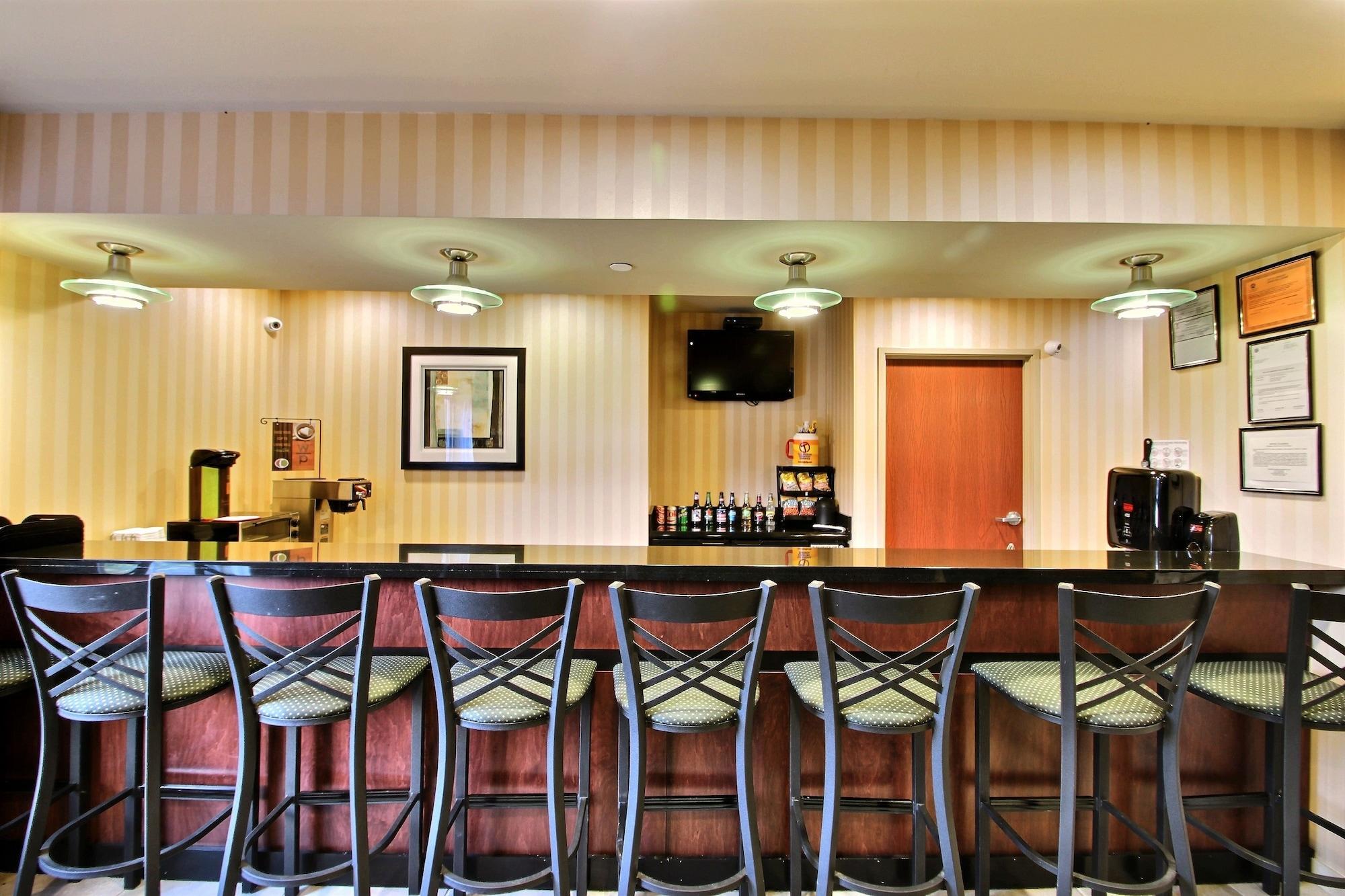 Bar/Salón AmericInn by Wyndham Oshkosh
