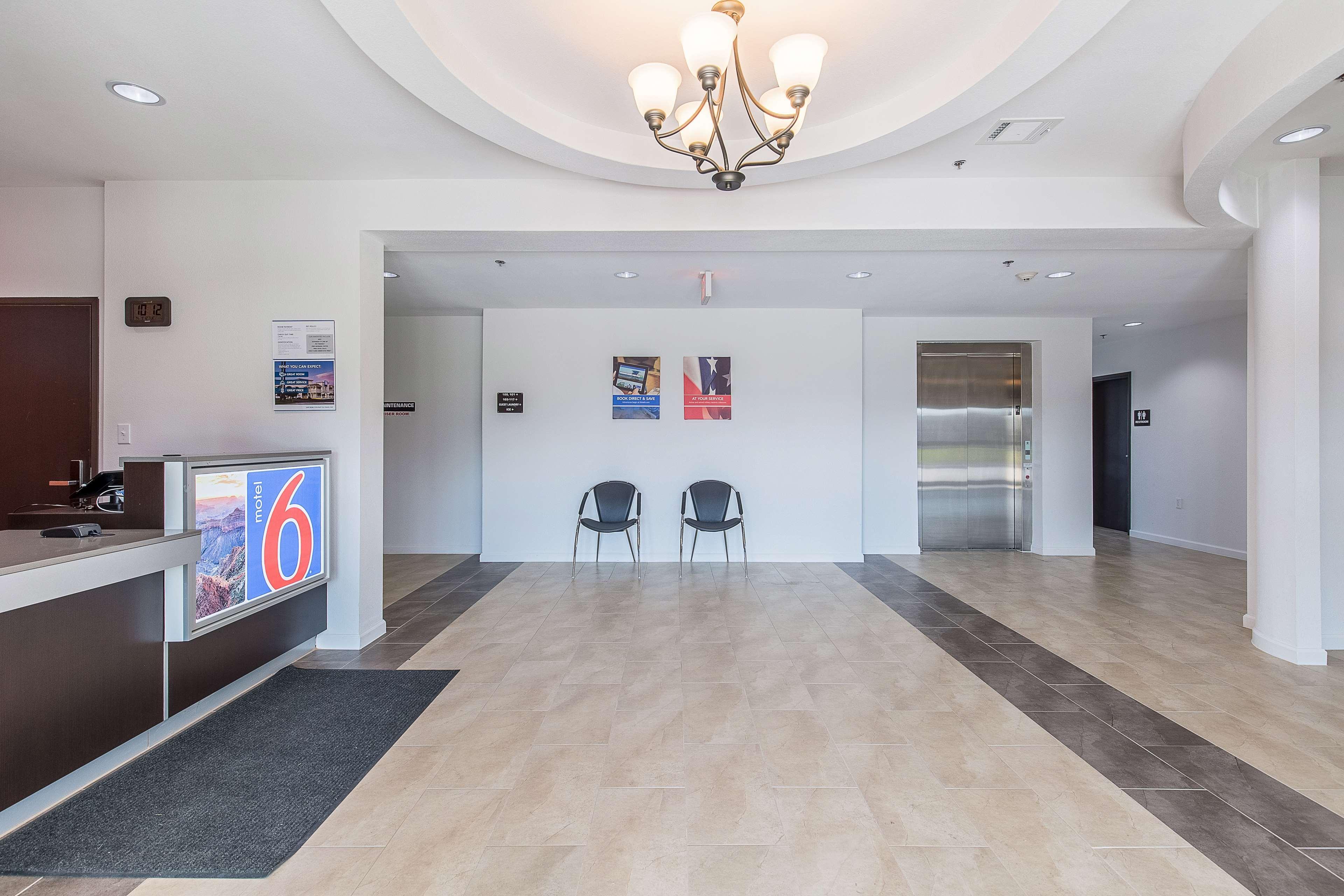 Vista Lobby Motel 6 Texas City, TX - I-45 South