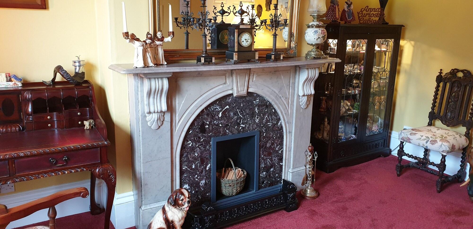 Vista Lobby Creston Villa Guest House