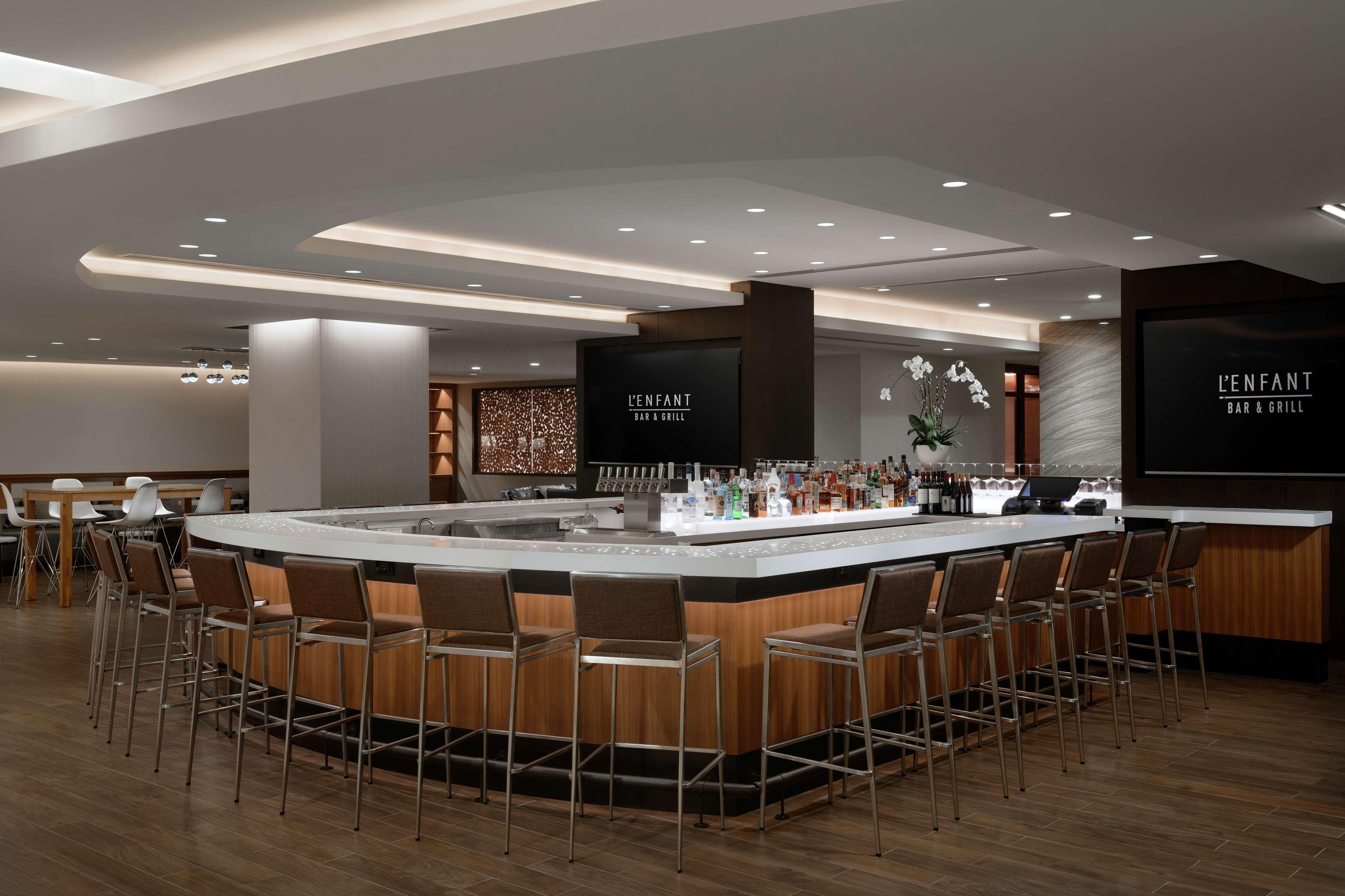 Bar/Salón Hilton Washington DC National Mall The Wharf