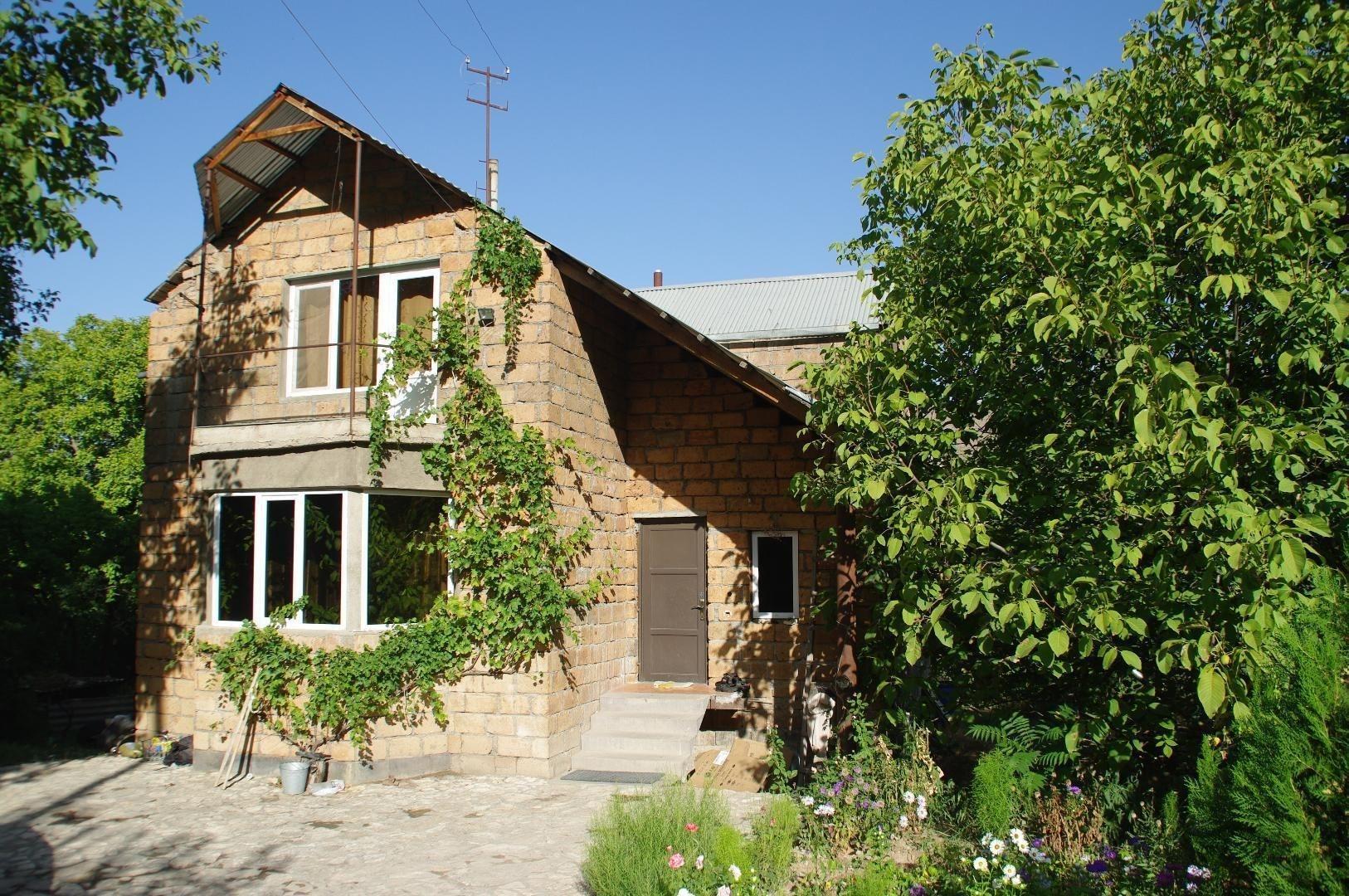 Varios Areni House B&B