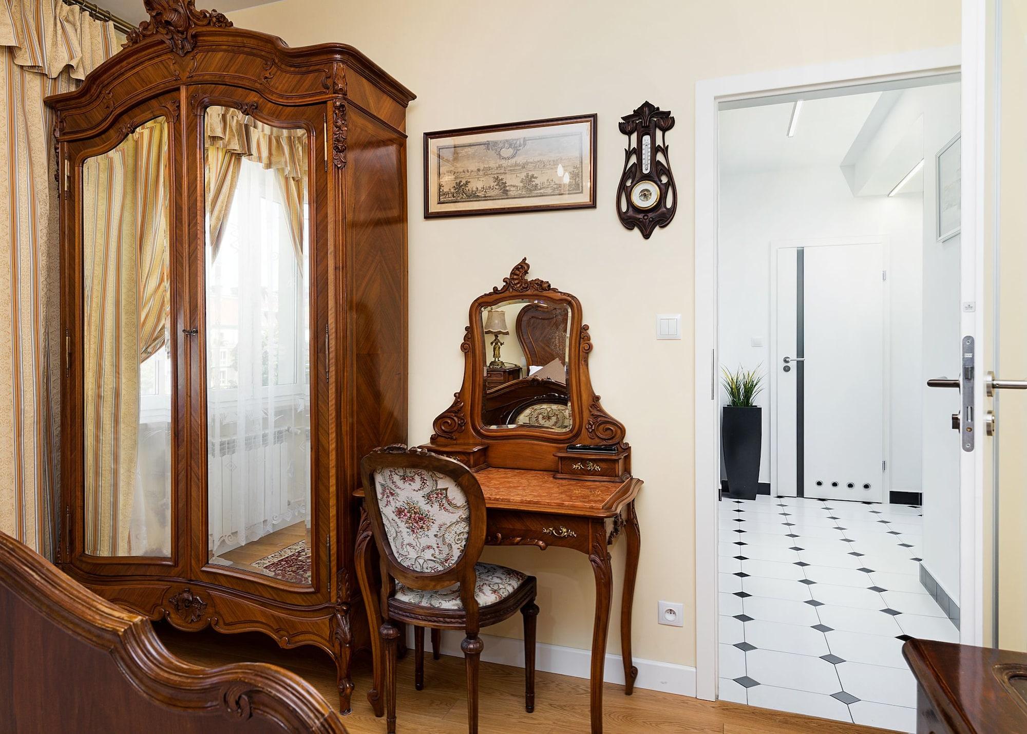 Varios At the Fountain Apartment