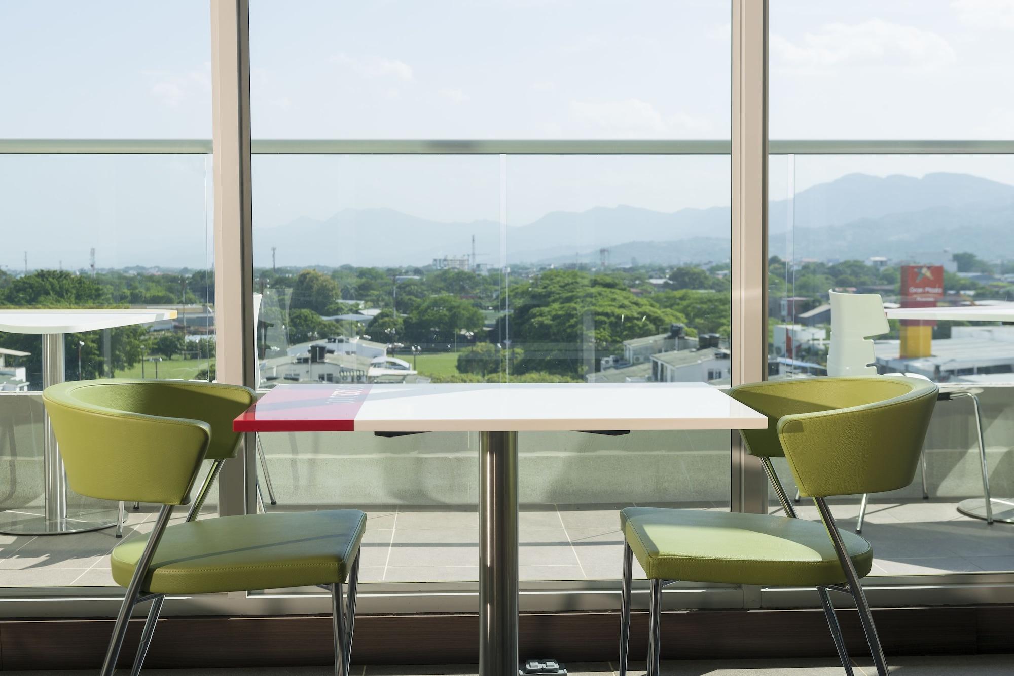 Vista Lobby Hampton by Hilton Yopal