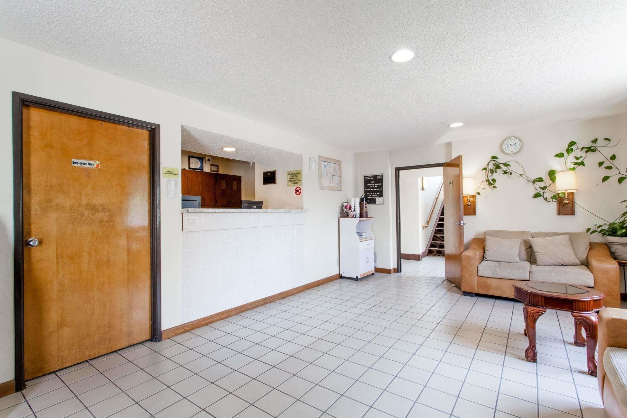 Vista Lobby Super 8 by Wyndham Lewiston Auburn Area
