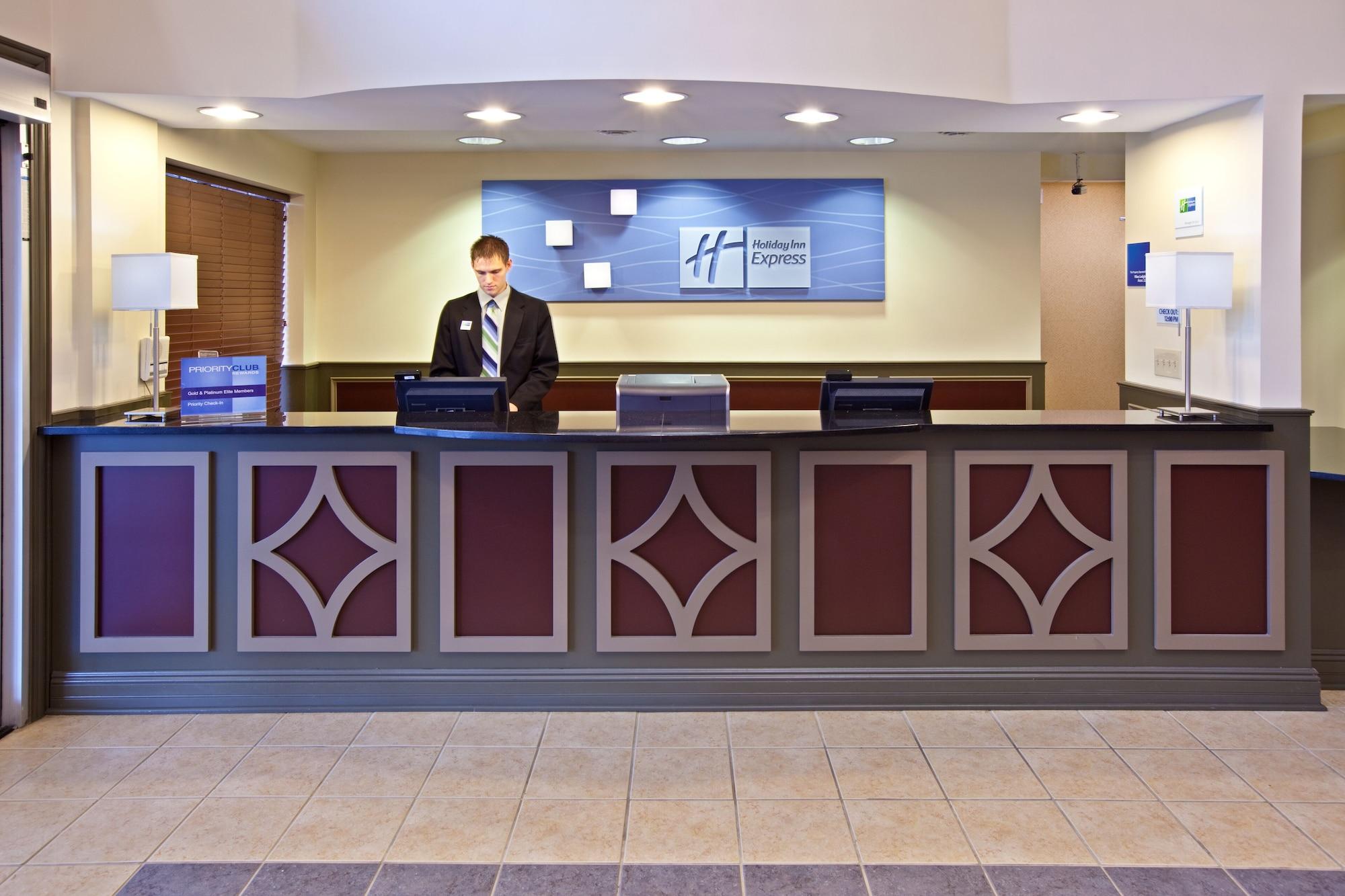 Vista Lobby HOLIDAY INN EXPRESS & SUITES INDIANAPOLIS - EAST by IHG