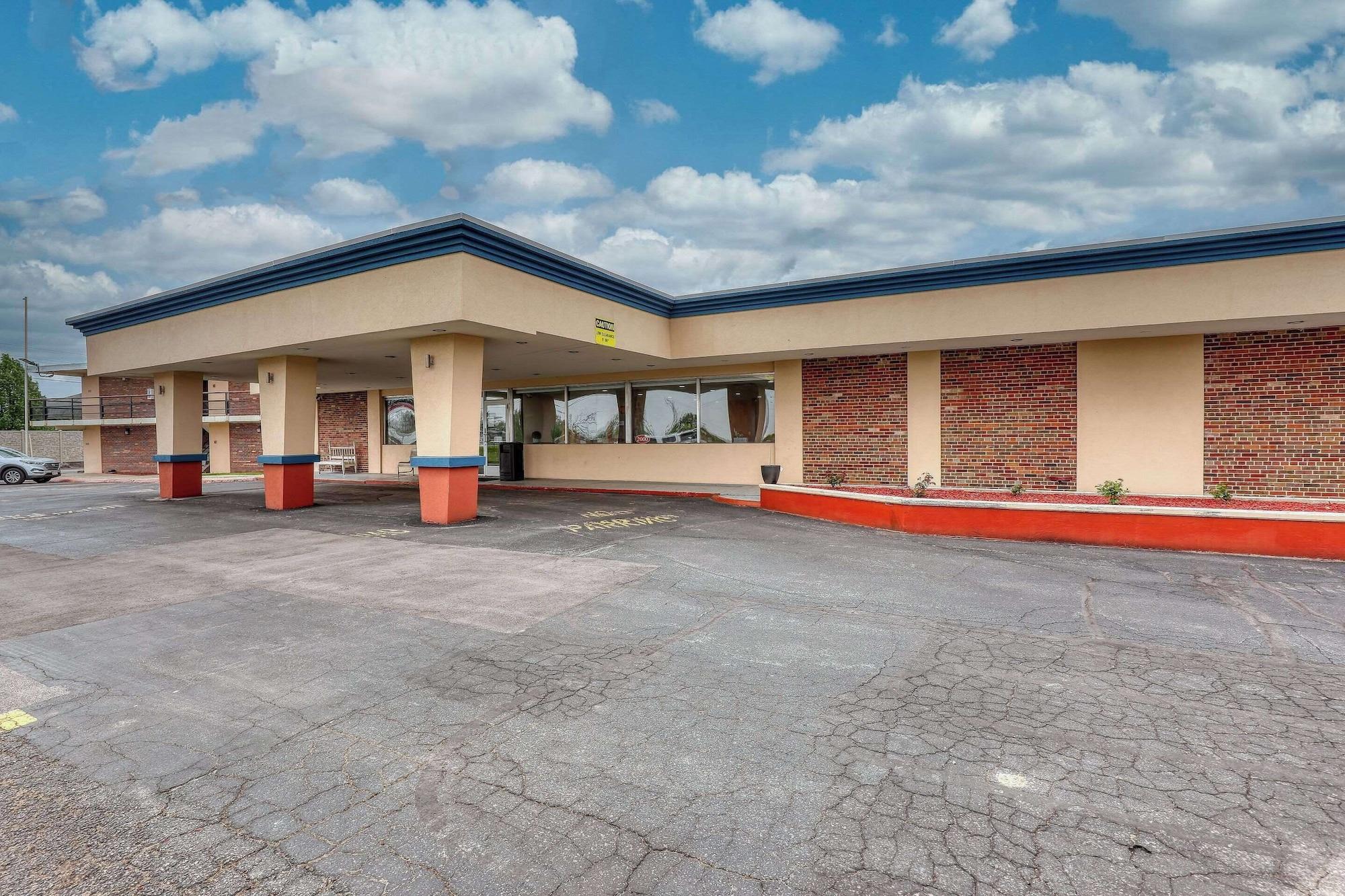 Vista Exterior Econo Lodge Neenah