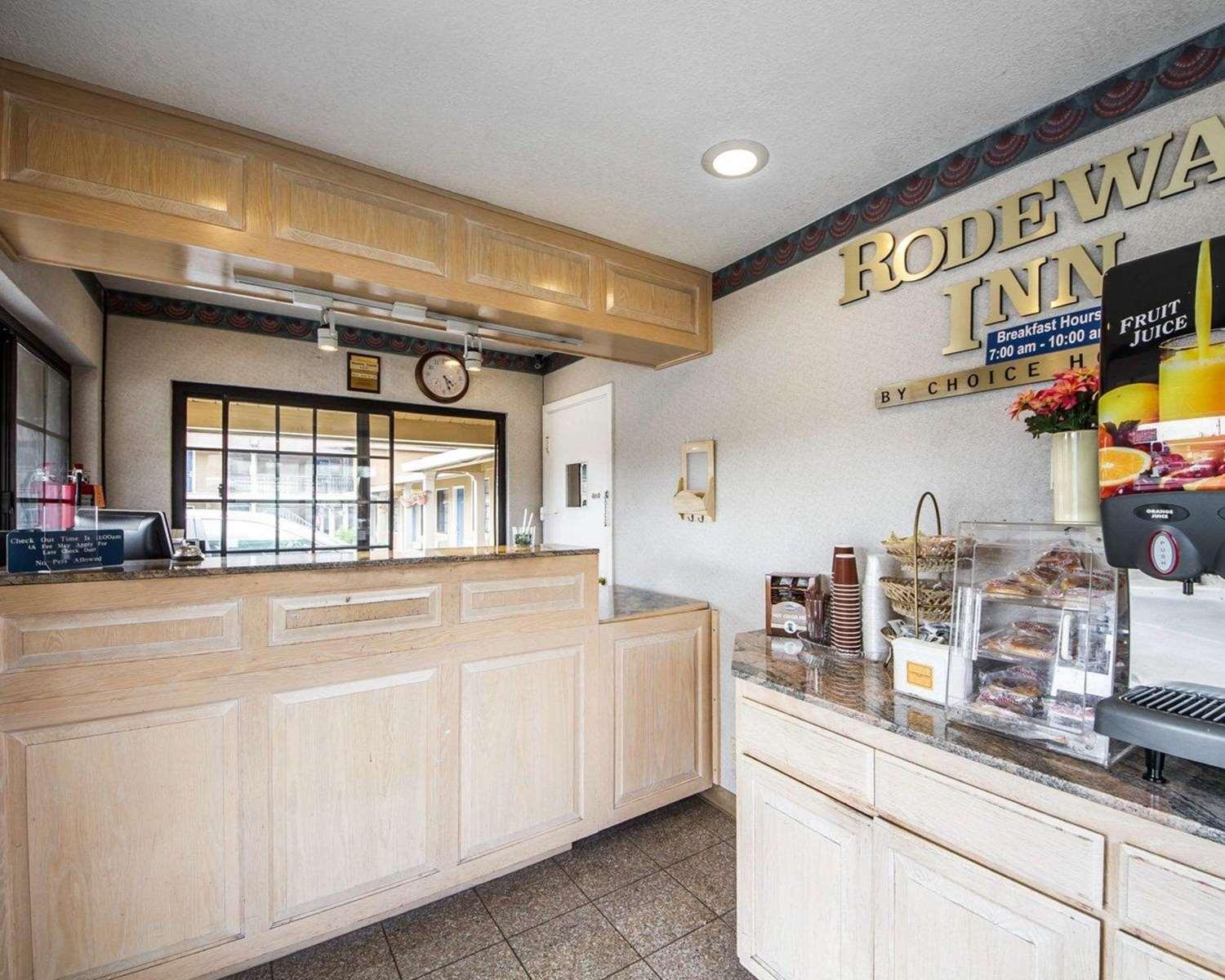 Vista do lobby Rodeway Inn Monterey