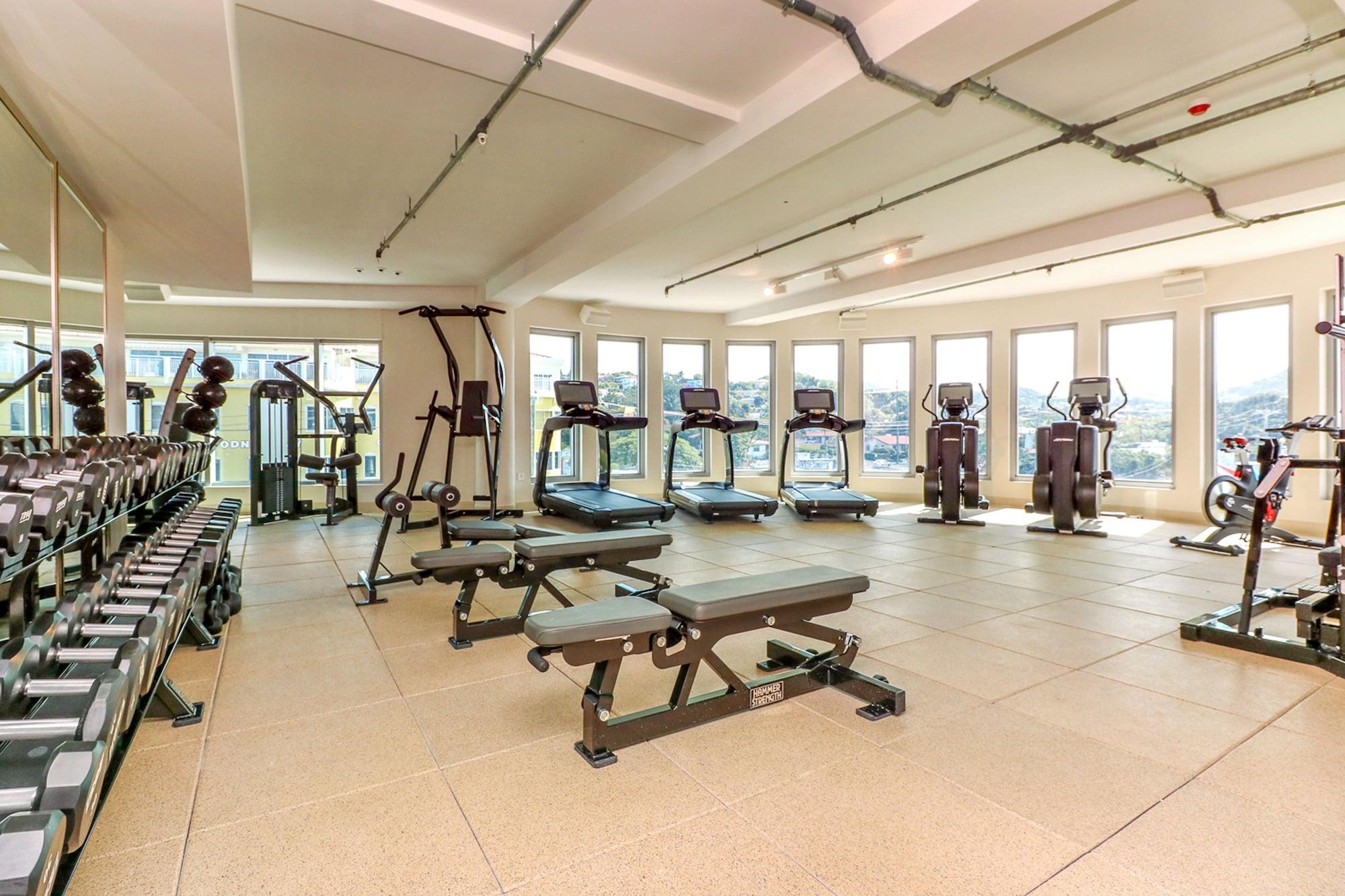Gimnasio Harbor Club St. Lucia, Curio Collection by Hilton