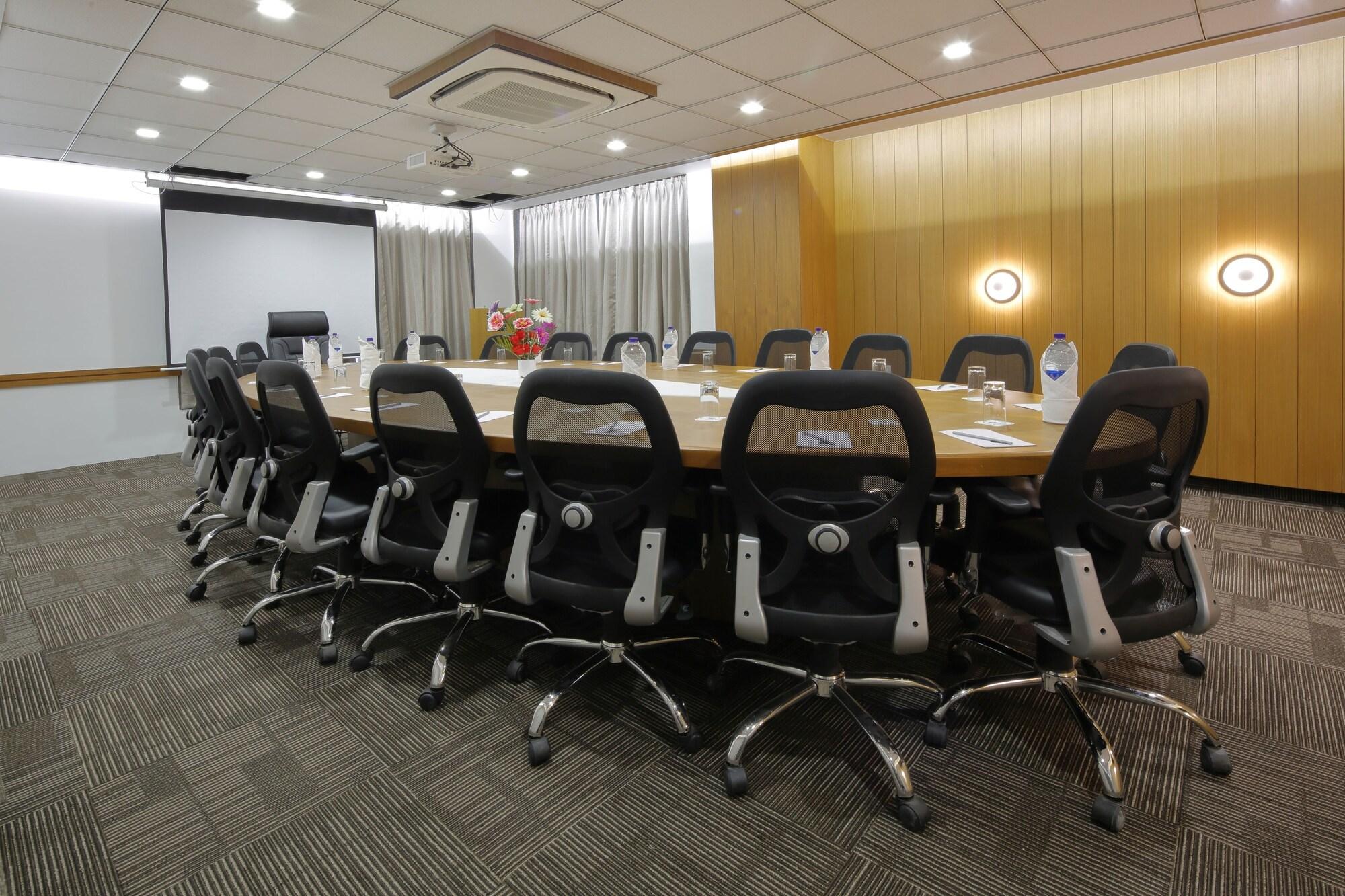 Sala de Reuniones Hotel Pragati The Grand
