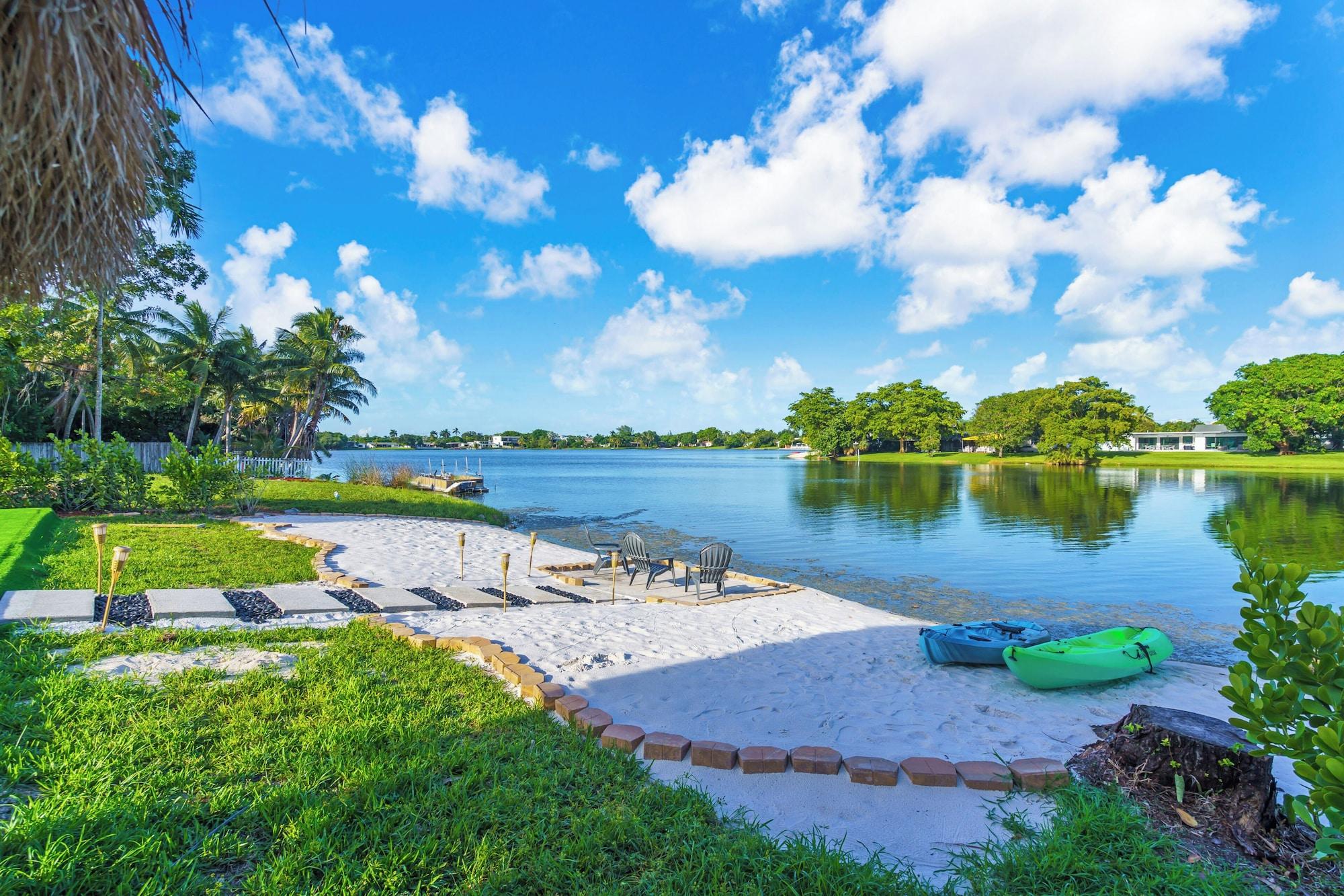 Varios Paradise Sunset Waterfront Home