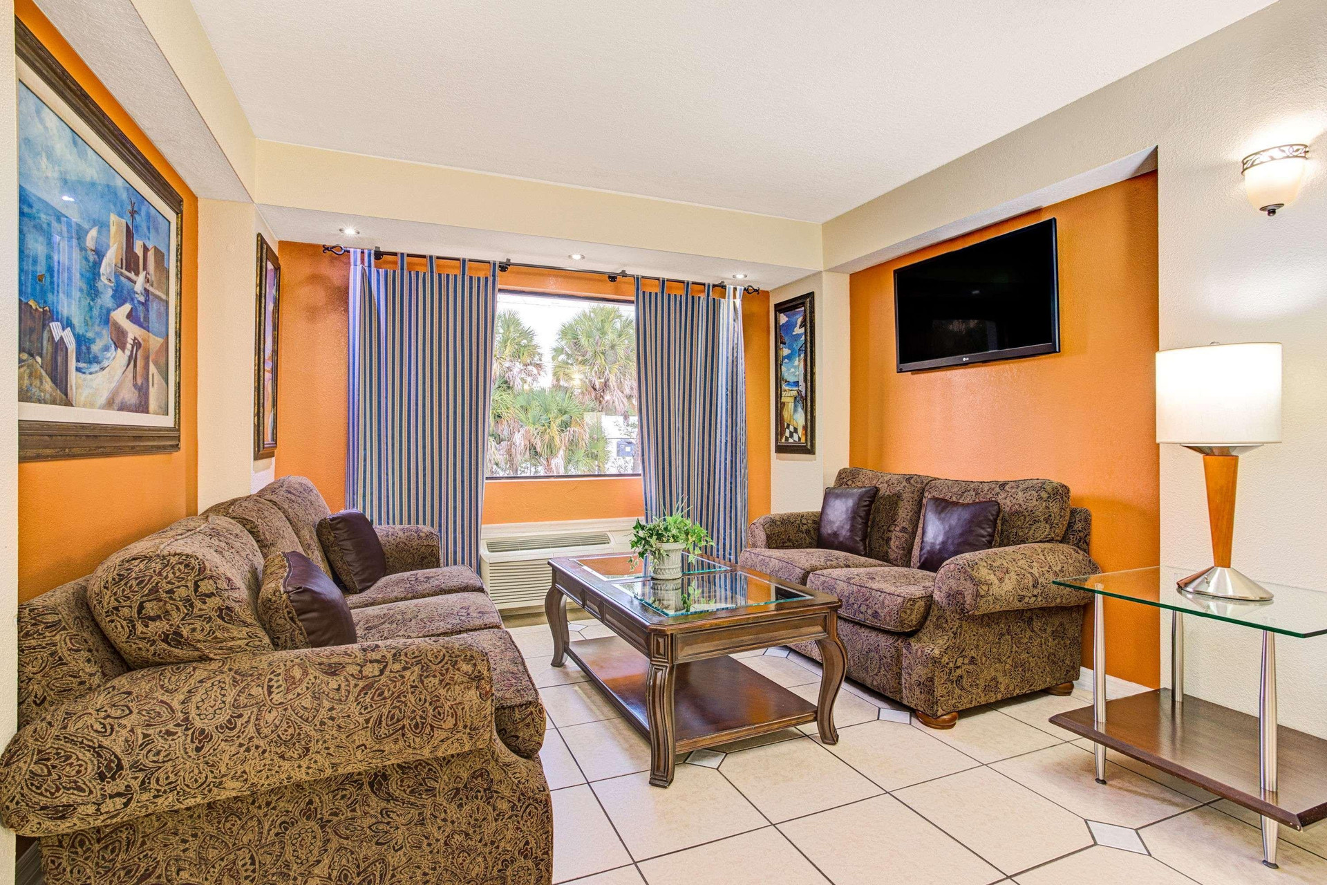 Vista Lobby Days Inn & Suites by Wyndham Tampa near Ybor City