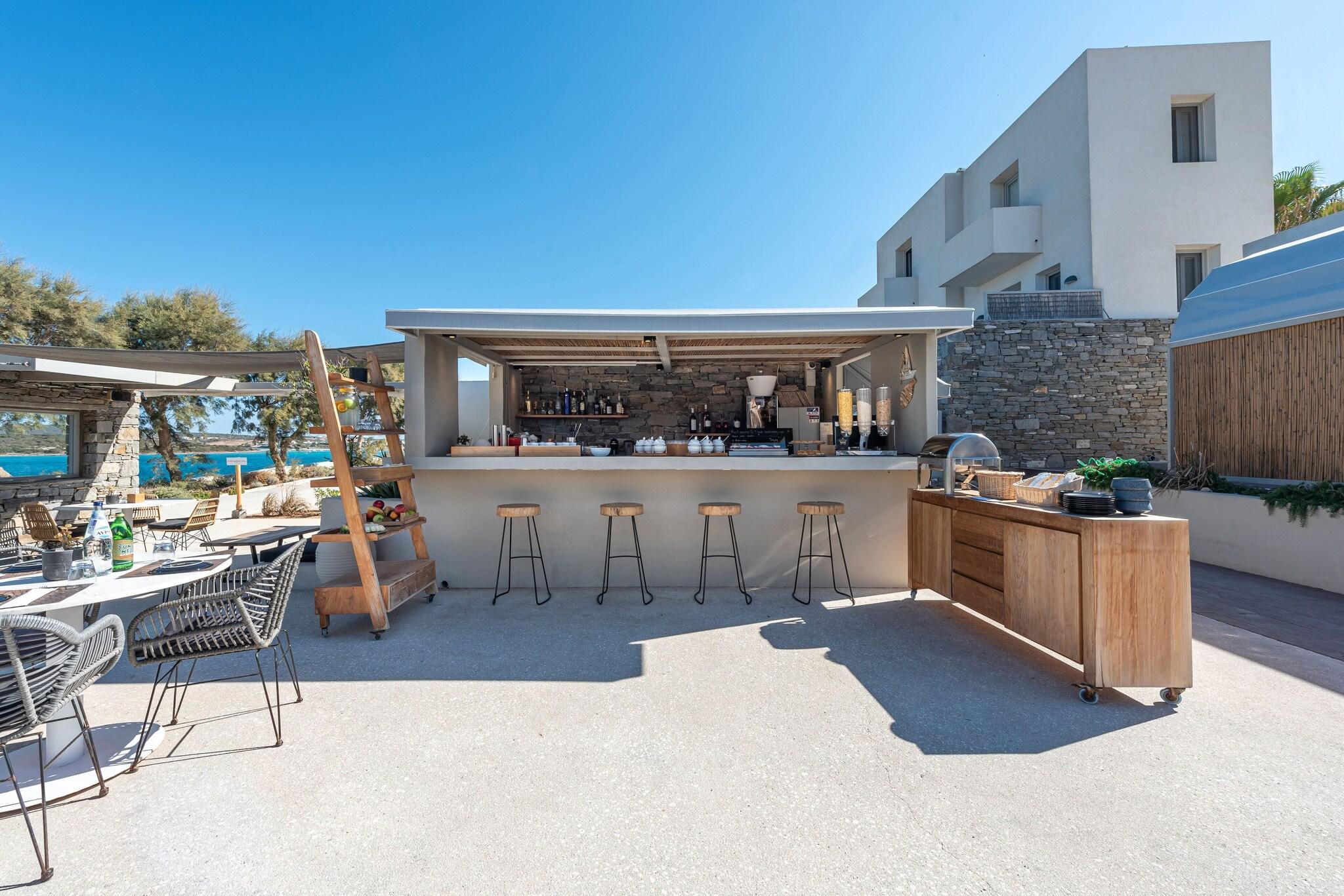 Bar/Salón Paros Comfy Suites