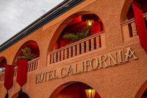Actividad - Explora Todos Santos y conoce el Hotel California