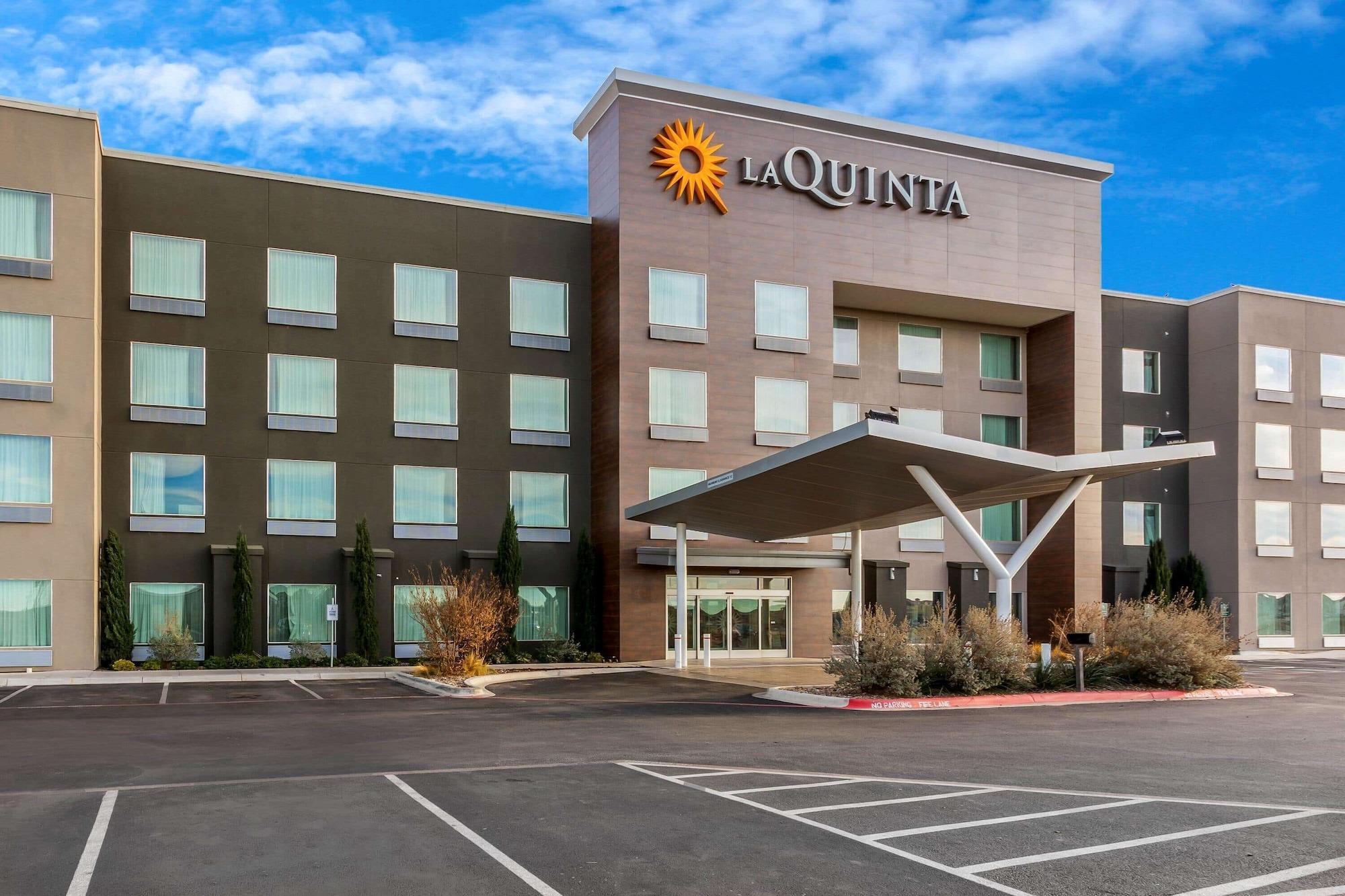 Vista Exterior La Quinta Inn & Suites by Wyndham Odessa N. - Sienna Tower