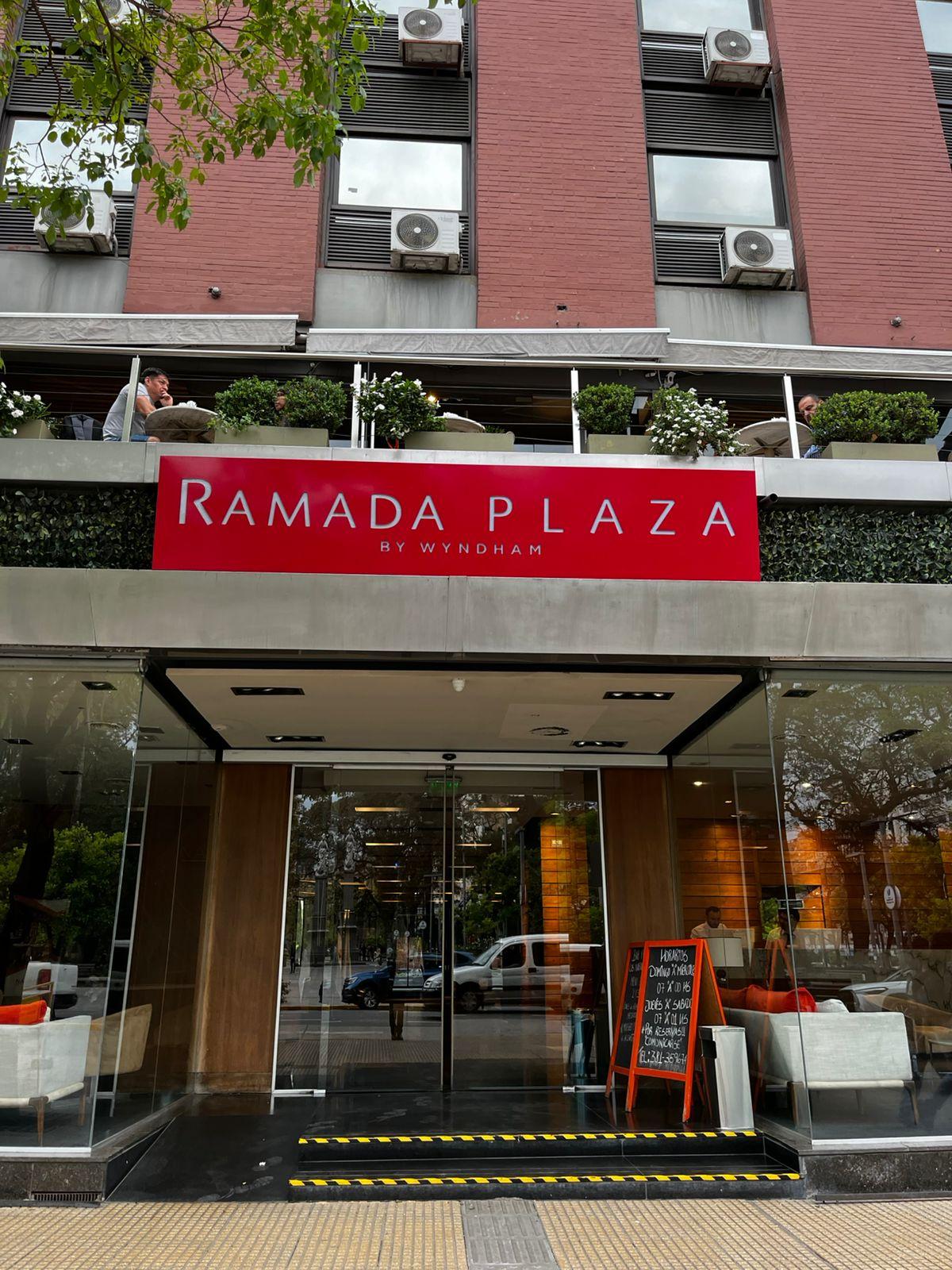Vista Exterior Ramada Plaza by Wyndham Tucuman