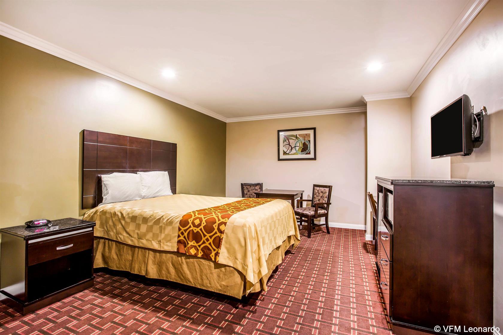 Vista Exterior Rodeway Inn & Suites Bellflower