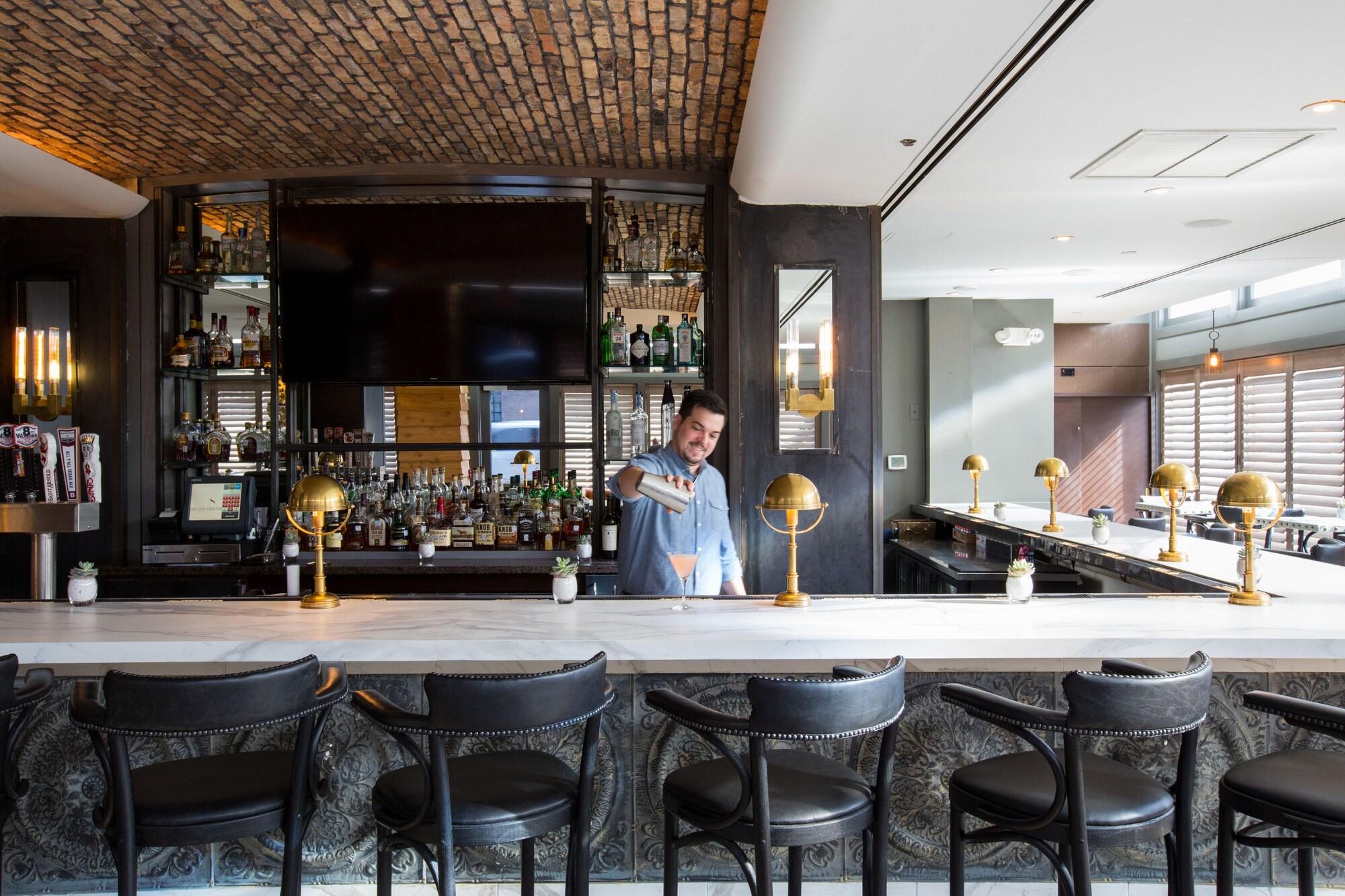 Bar/Salón The Sam Houston, Curio Collection by Hilton
