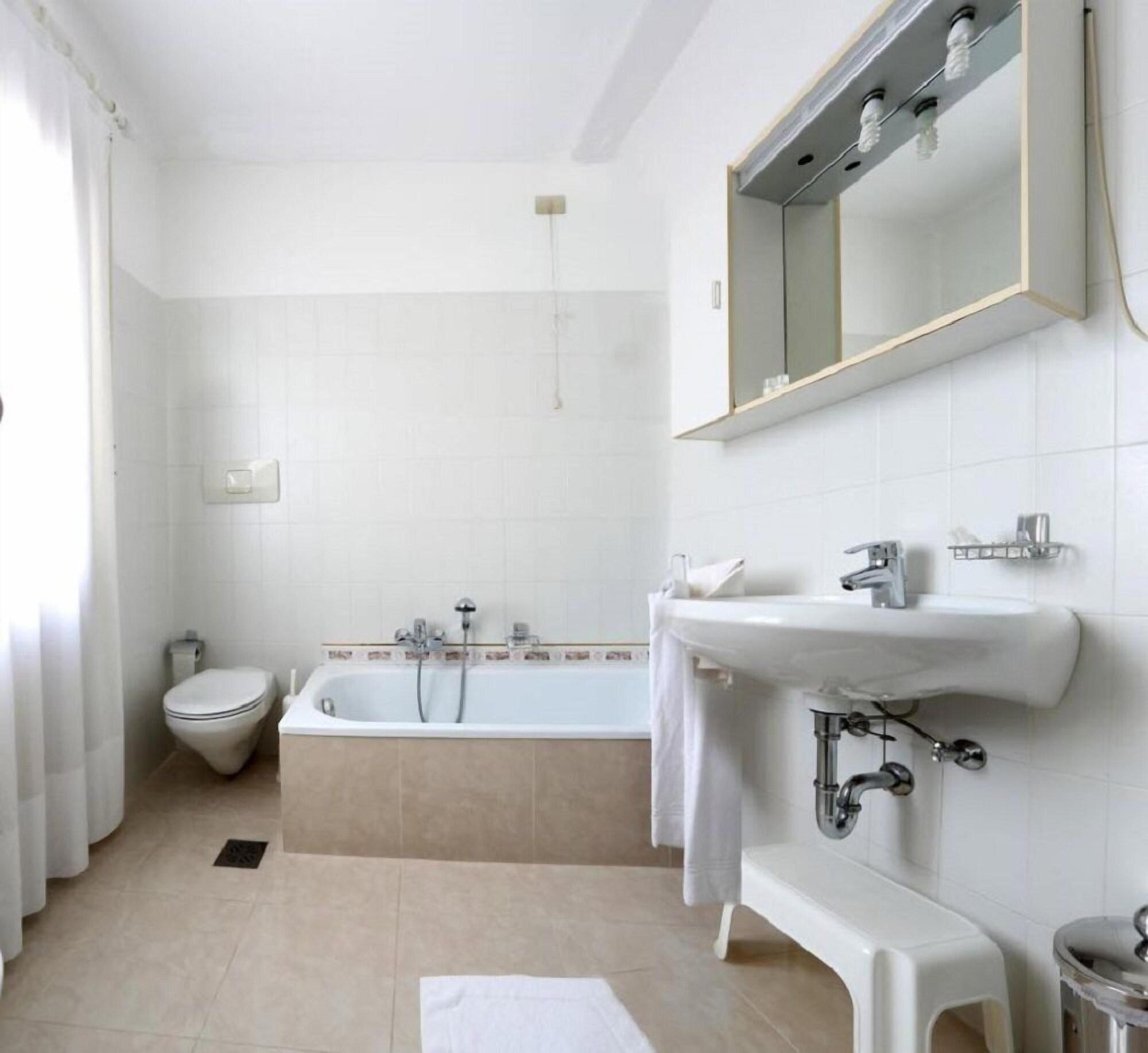 Equipamiento de Habitación Albergo Volpara