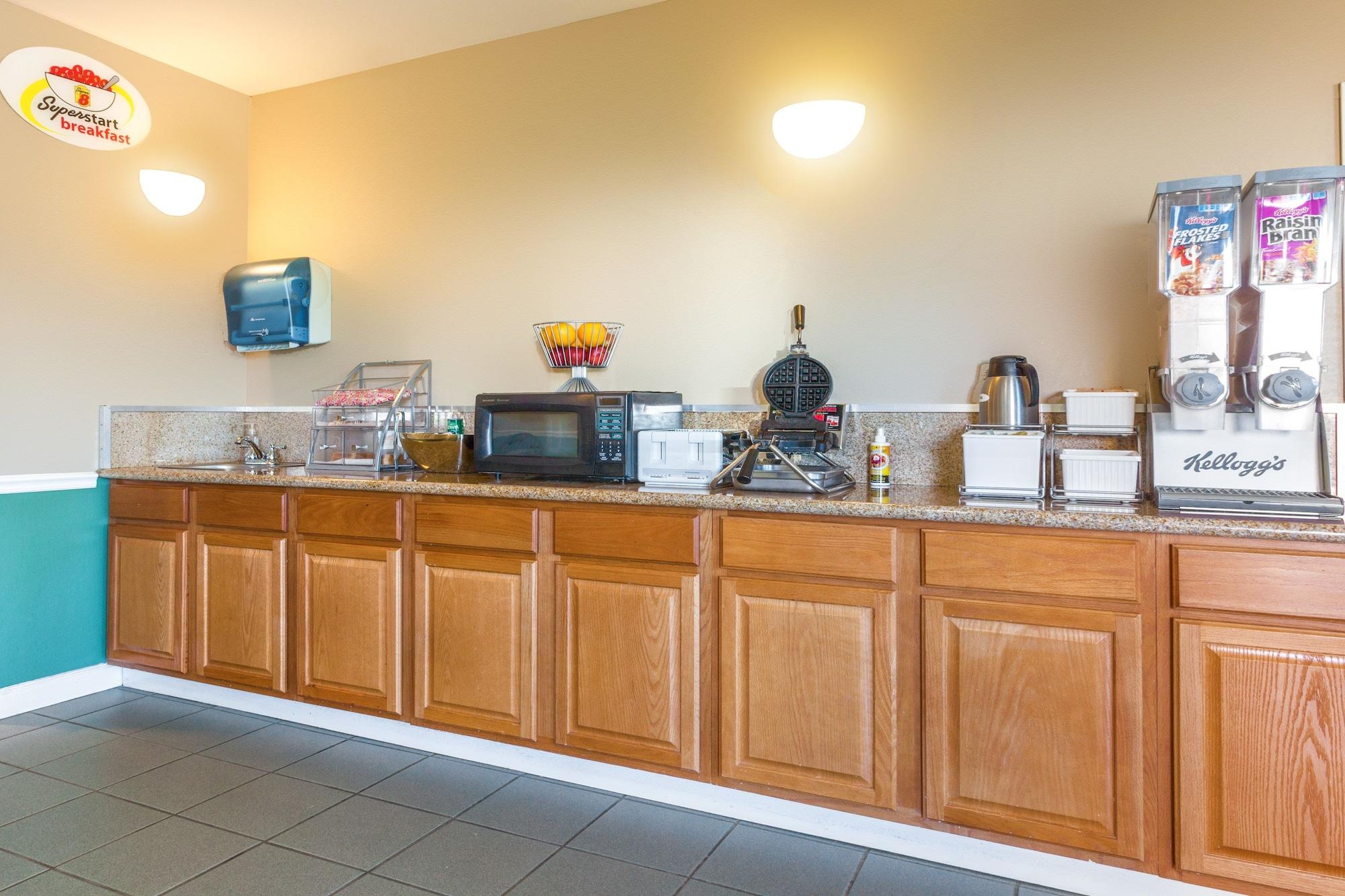 Restaurant Super 8 by Wyndham Madison/Ridgeland Area