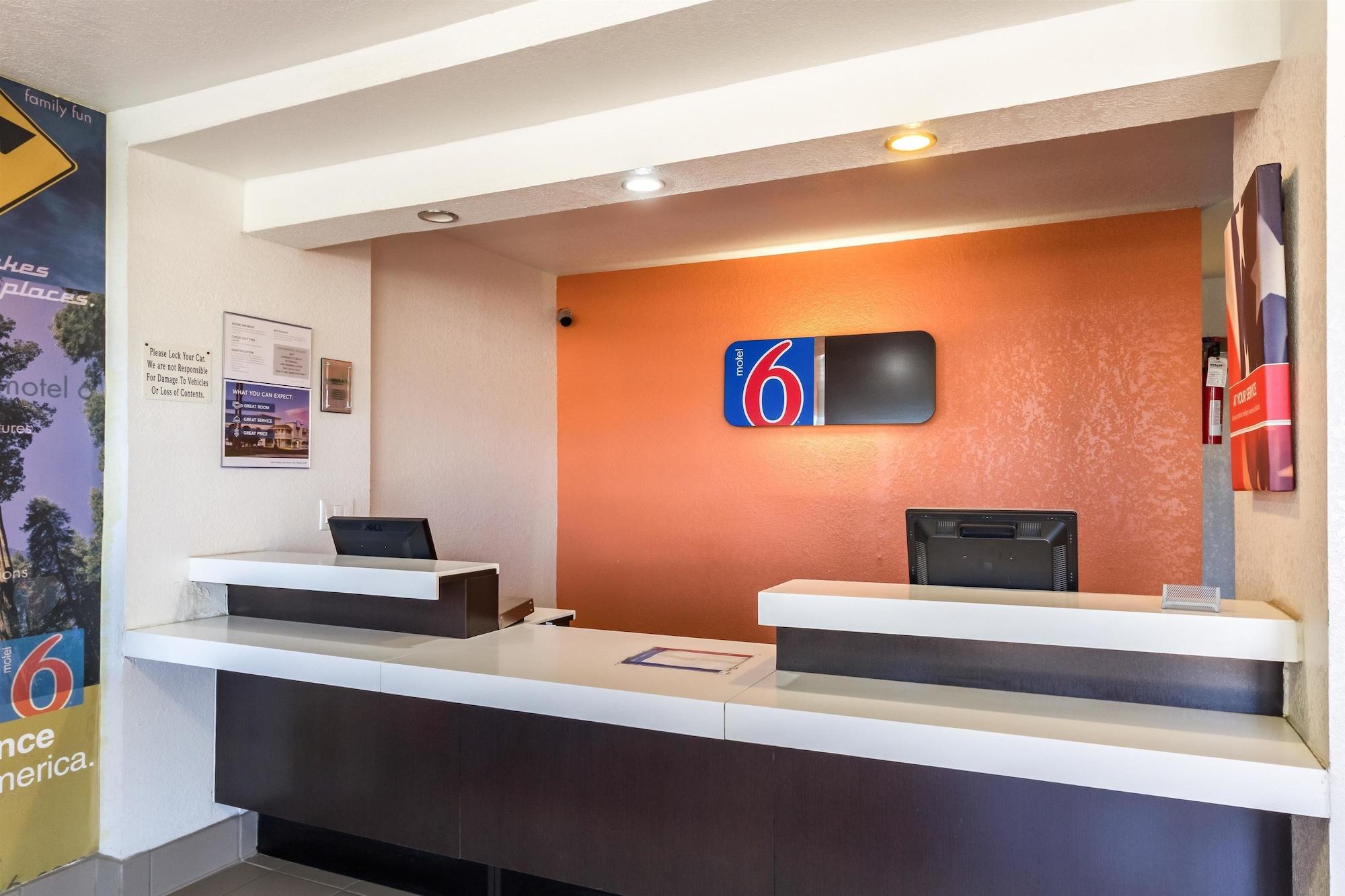 Vista Lobby Motel 6 Uvalde, TX