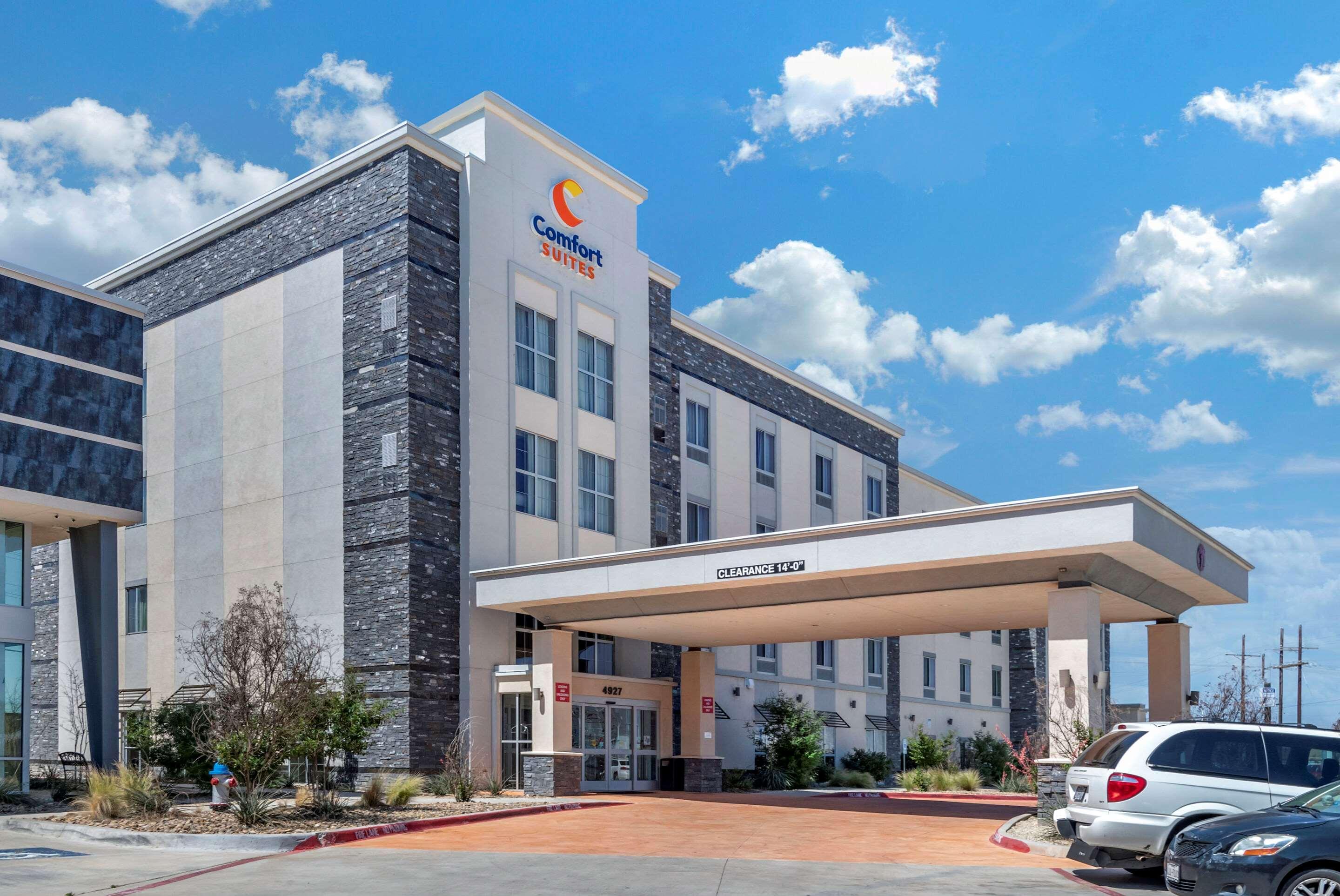 Vista Exterior Comfort Suites University