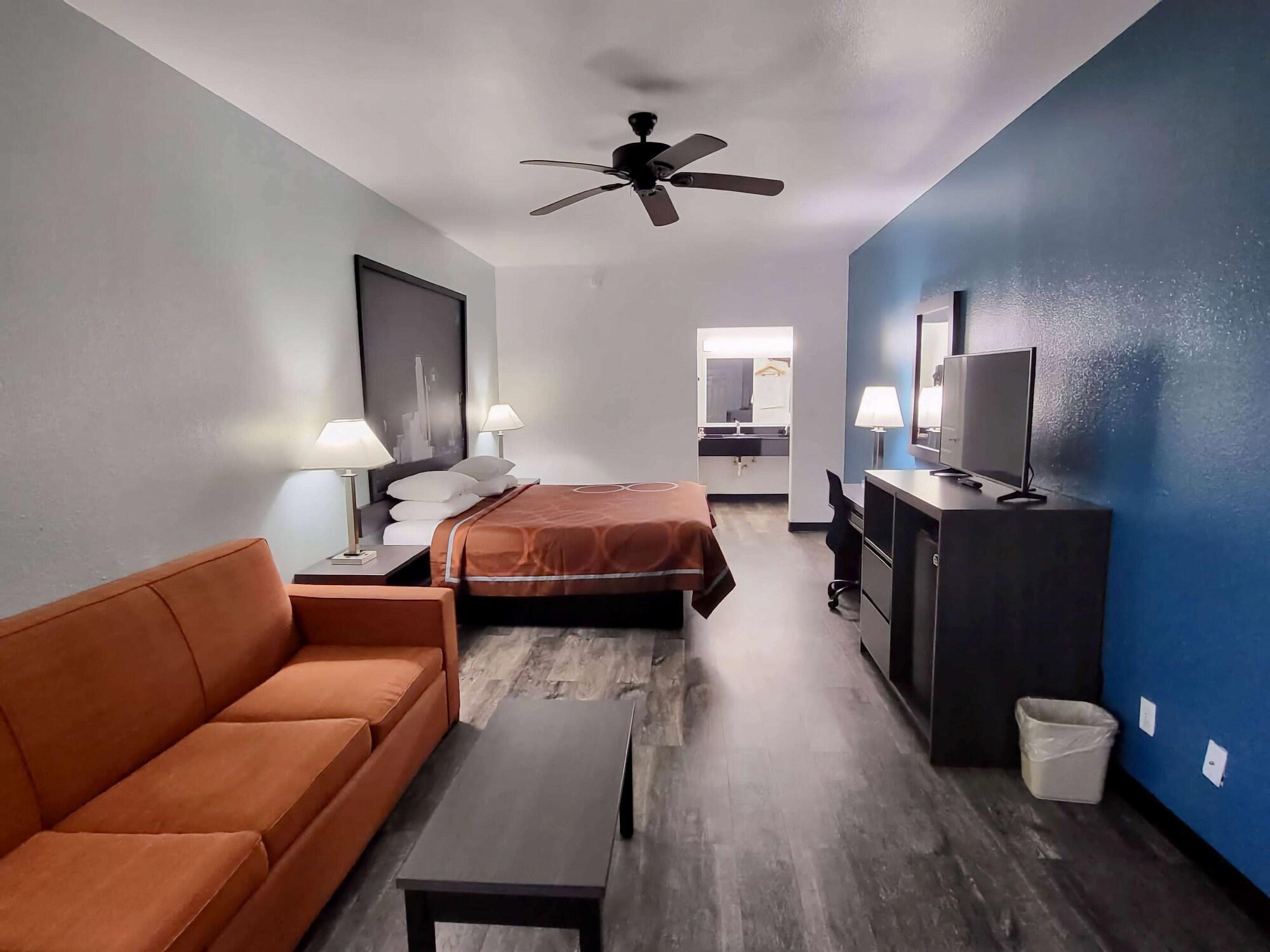 Varios Super 8 by Wyndham Forney/East Dallas