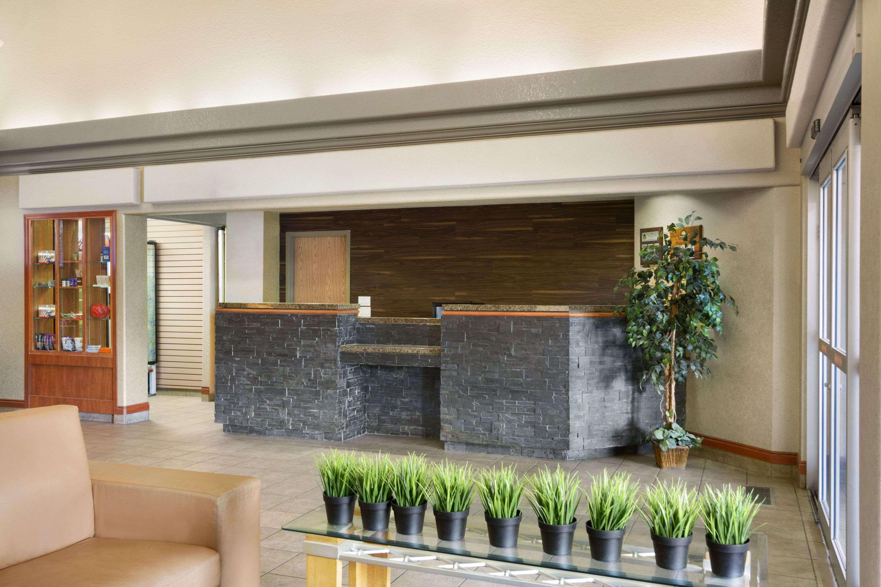 Vista Lobby Days Inn by Wyndham Calgary Airport