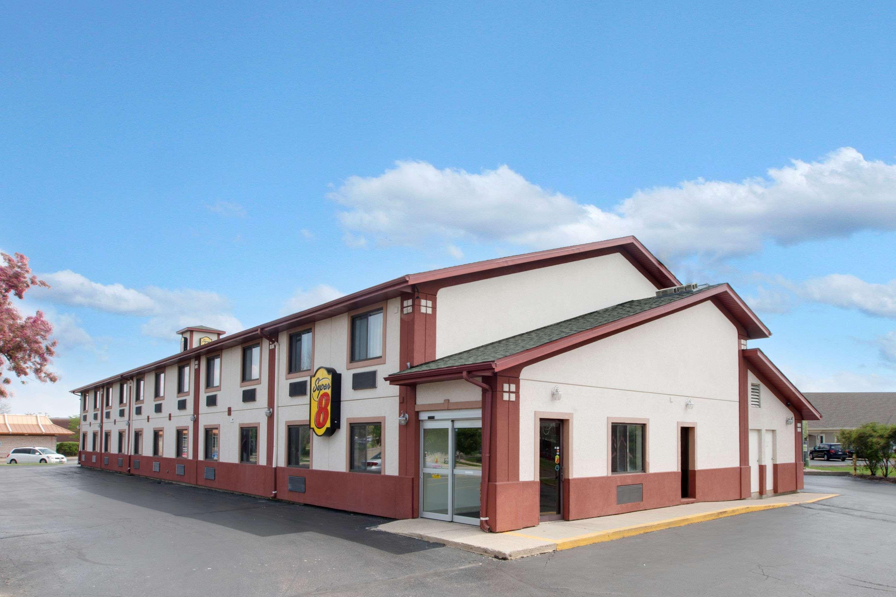 Varios Super 8 by Wyndham Crystal Lake