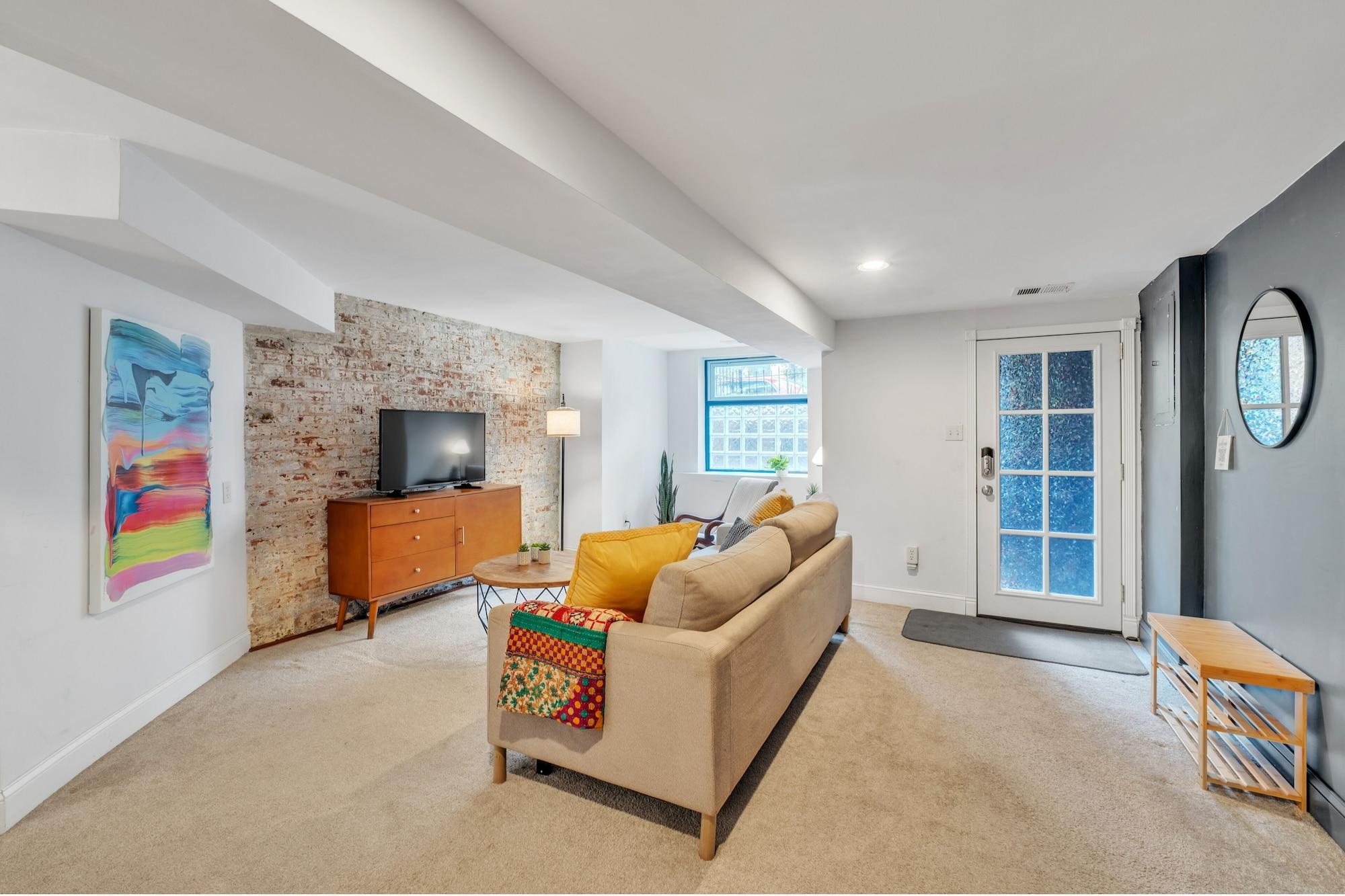 Varios Cute And Charming 1br In Fantastic Location 1 Bedroom Townhouse by RedAwning