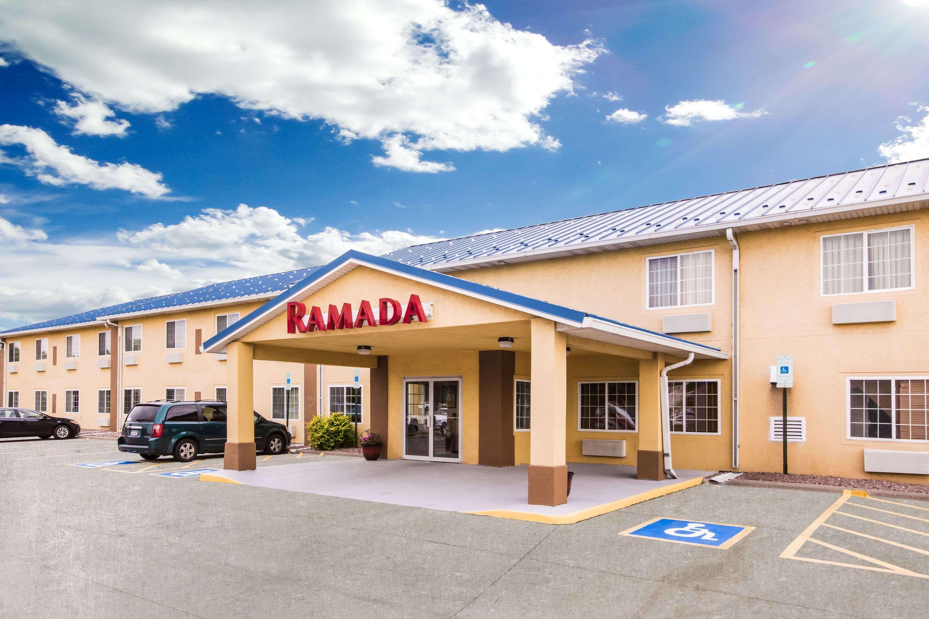 Vista Exterior Ramada by Wyndham Sioux Falls
