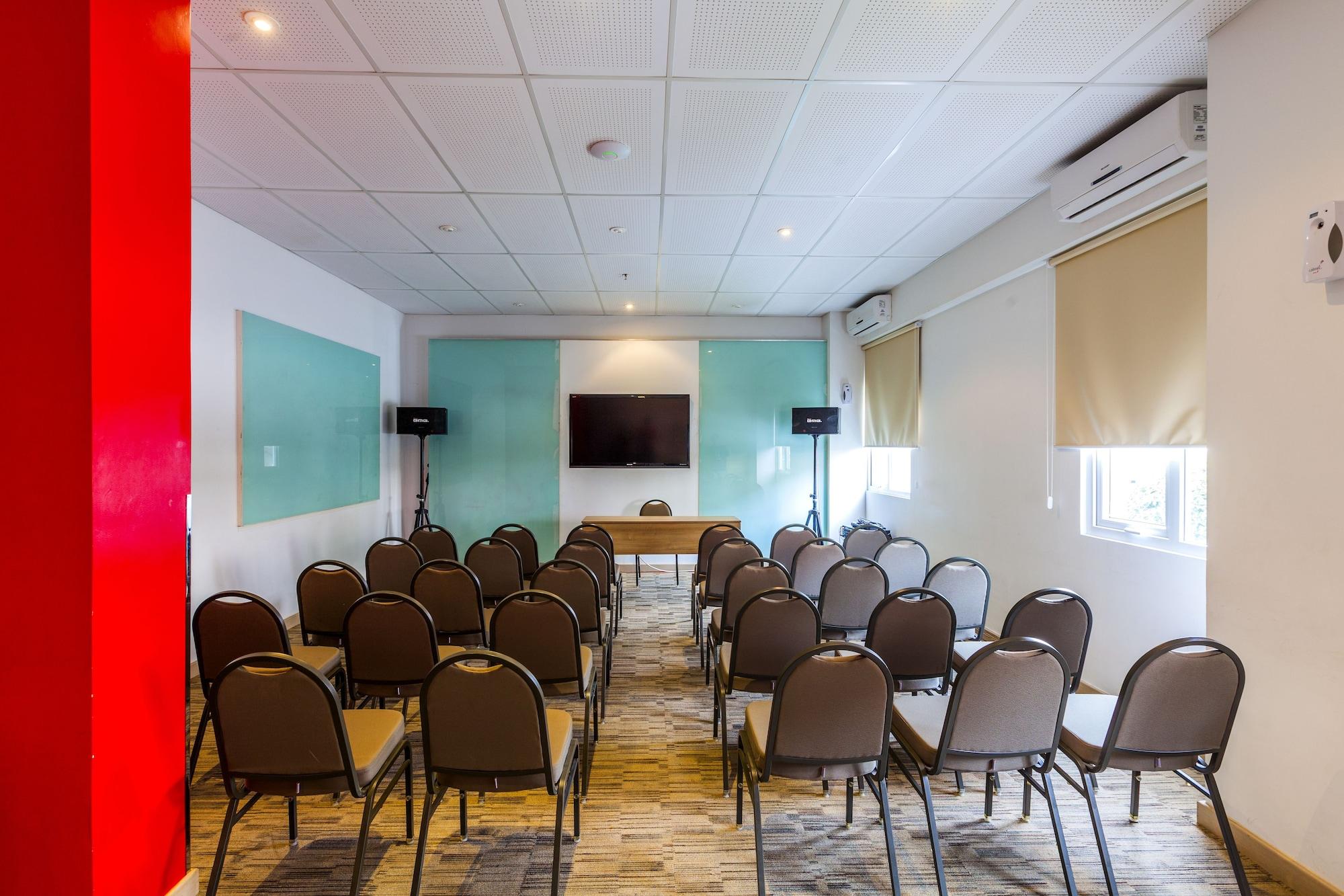 Sala de Reuniones Red Planet Bekasi