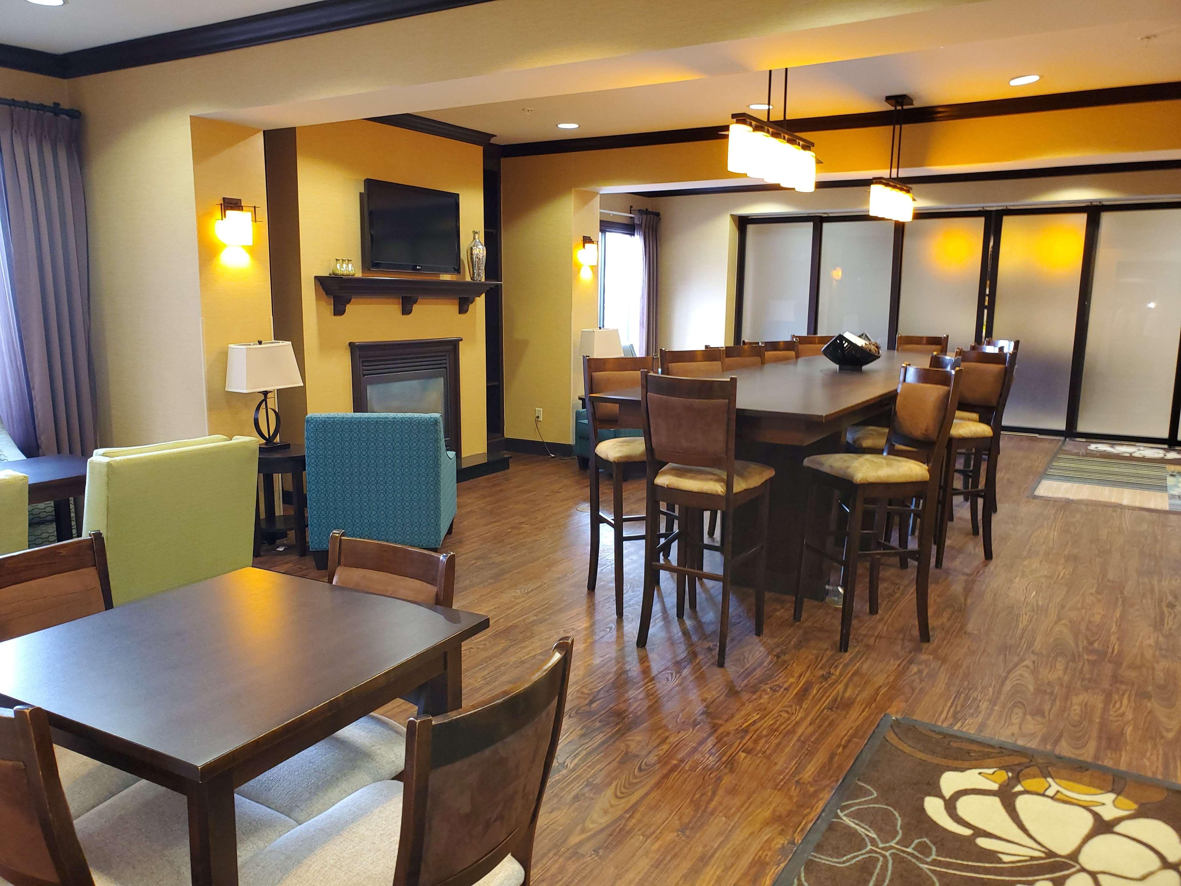 Vista Lobby Hampton Inn Stow