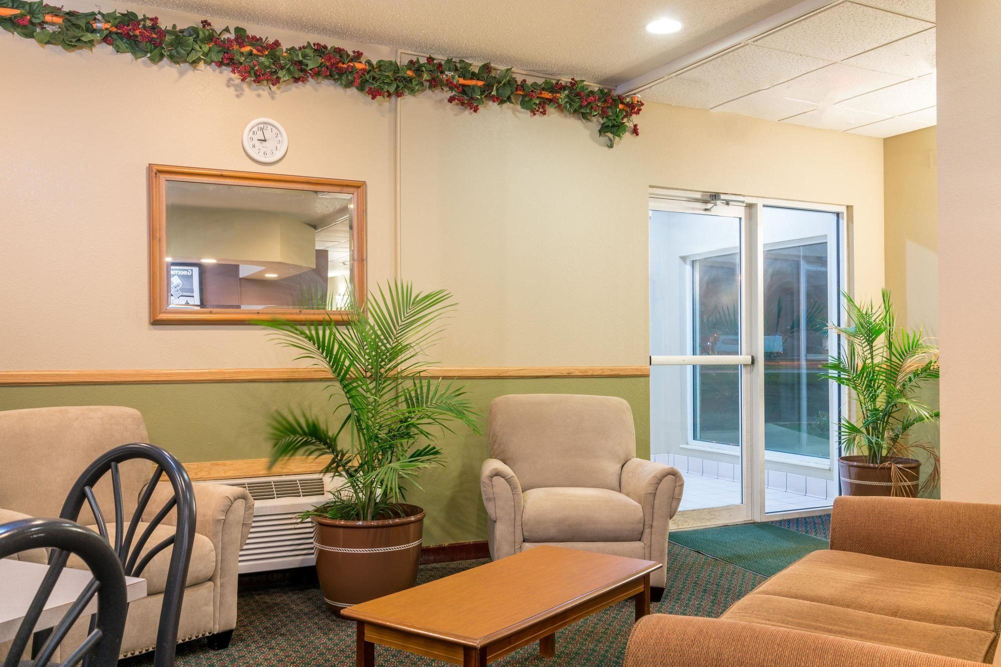Vista Lobby Super 8 by Wyndham Beresford