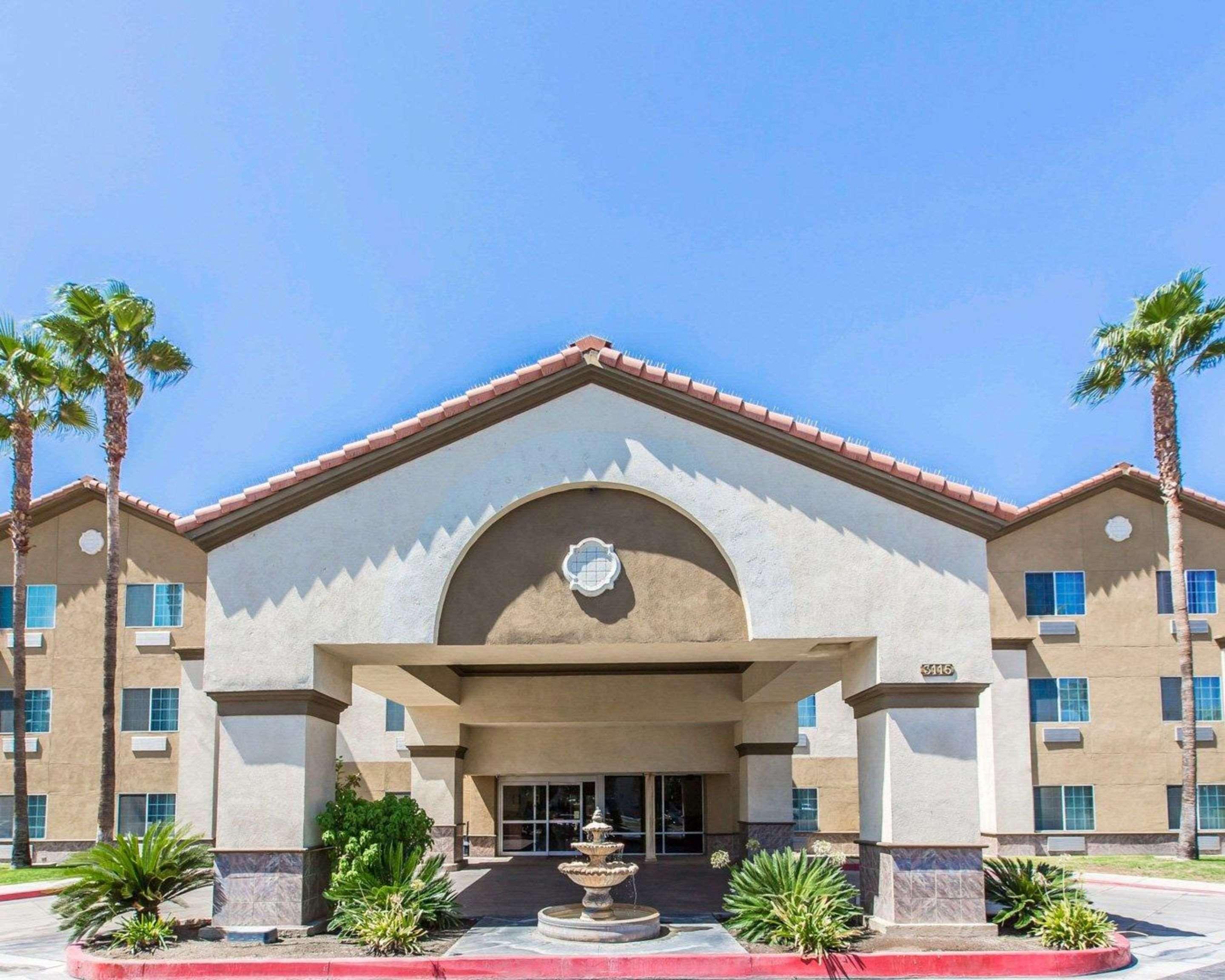 Vista Exterior Comfort Suites Bakersfield