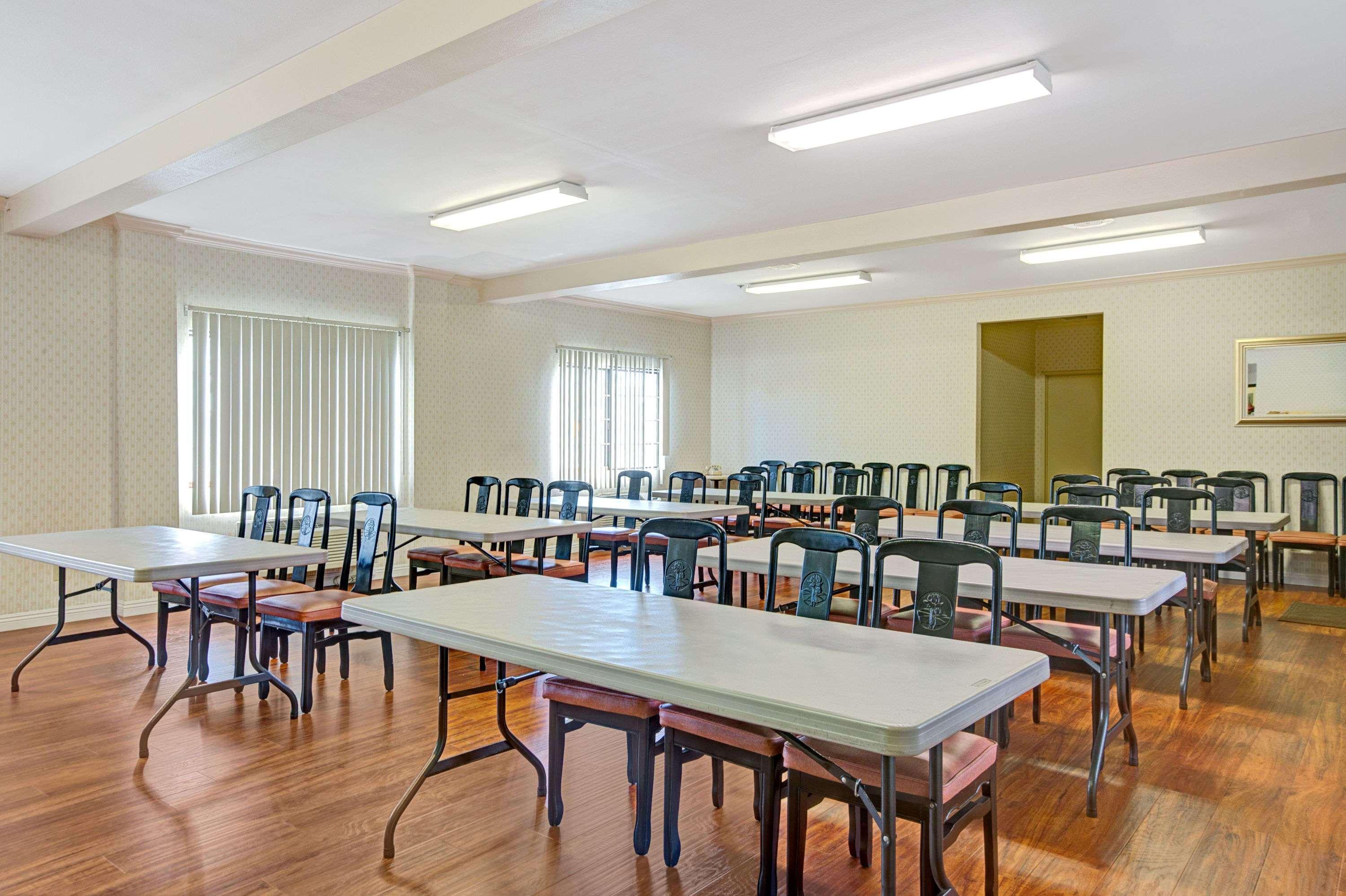 Centro de Negocios Travelodge by Wyndham Lynwood