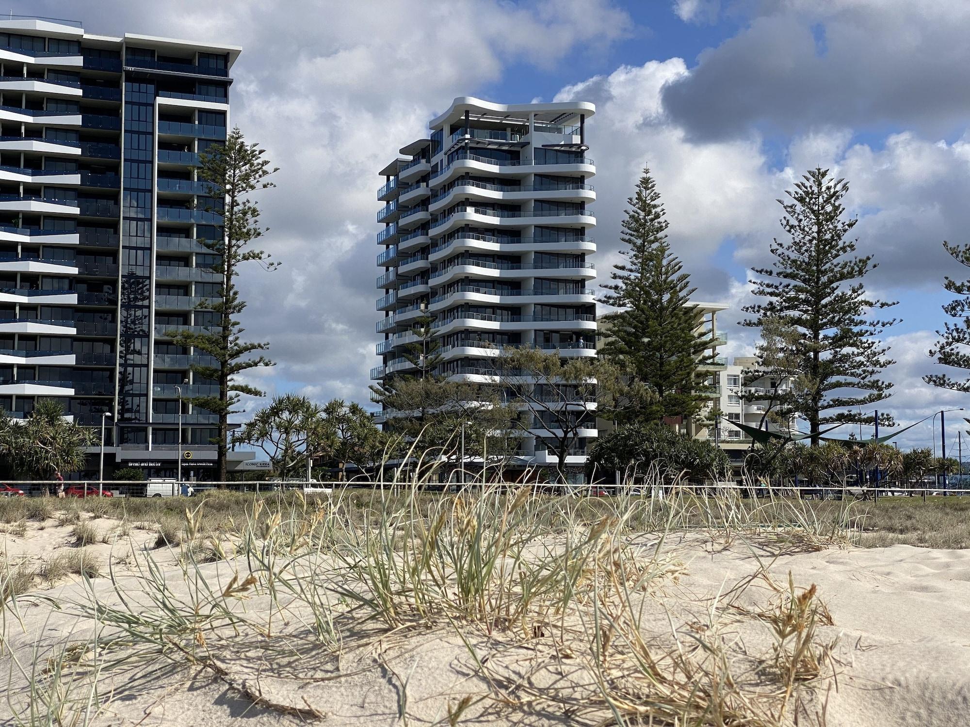 Vista Exterior X Kirra Apartments