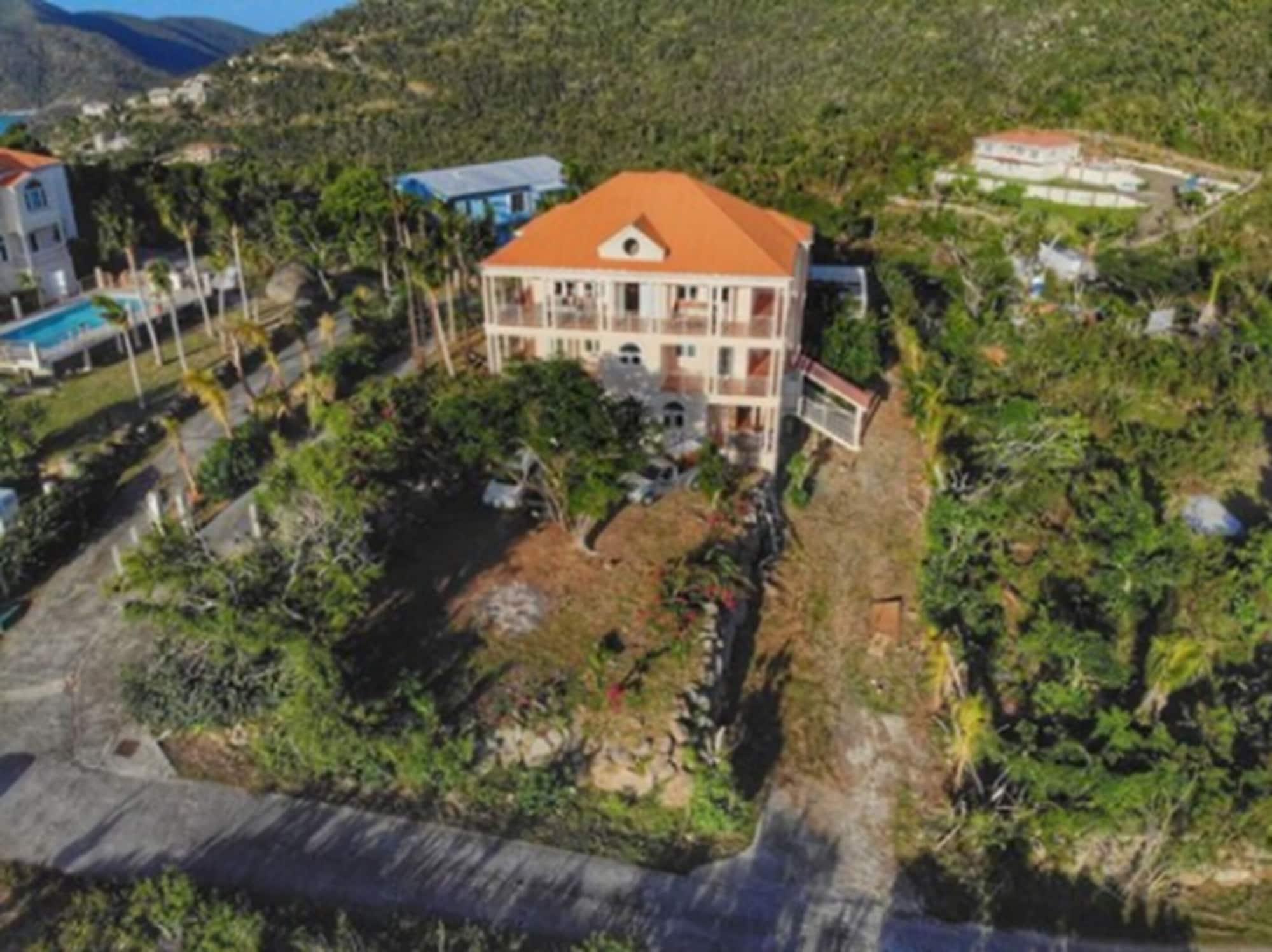 Vista Exterior Coconut Tree Villa