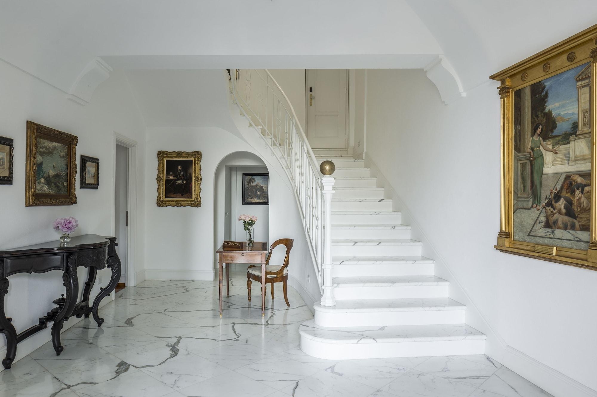 Vista Lobby Villa della Pergola