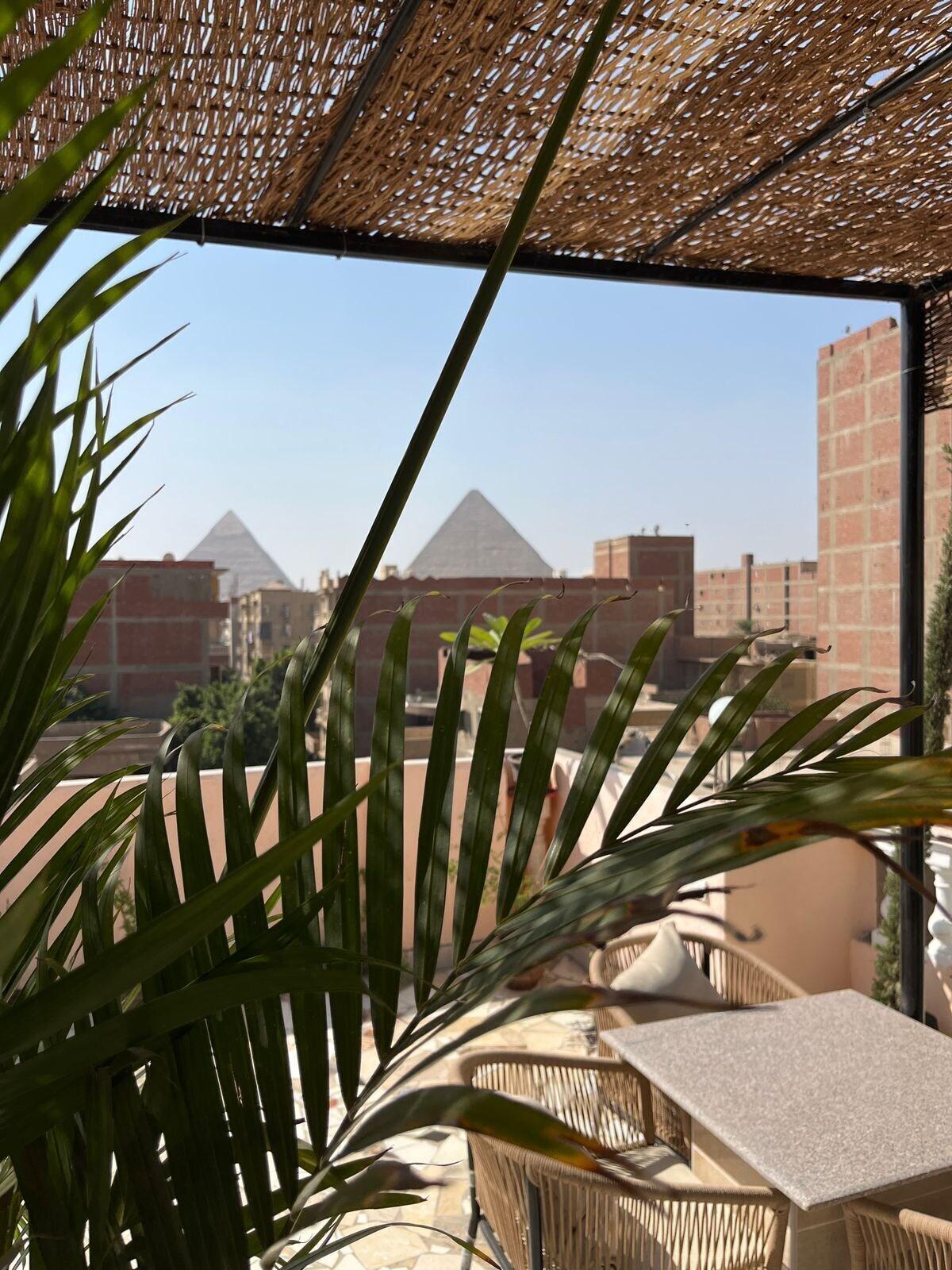 Varios King Badr pyramids inn