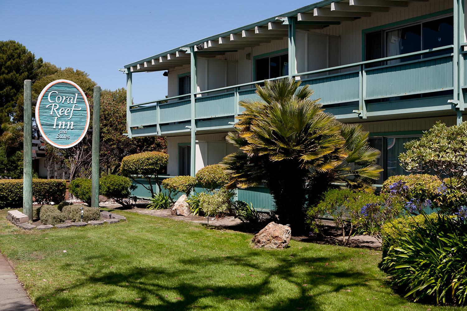 Vista Exterior Coral Reef Inn & Suites