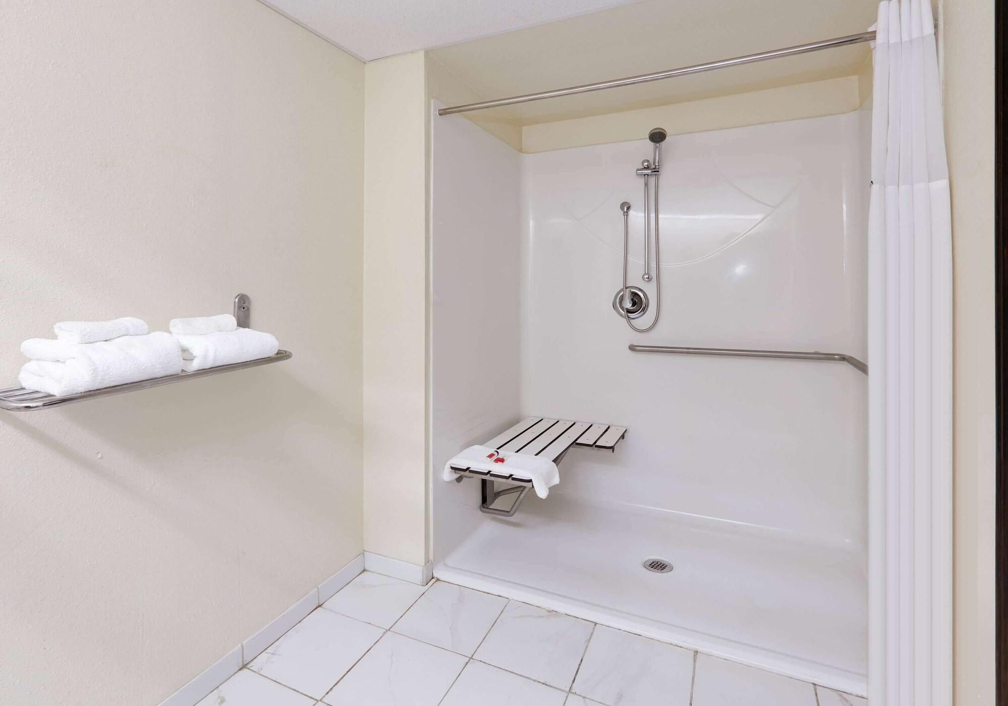 Equipamiento de Habitación Days Inn & Suites by Wyndham Bentonville