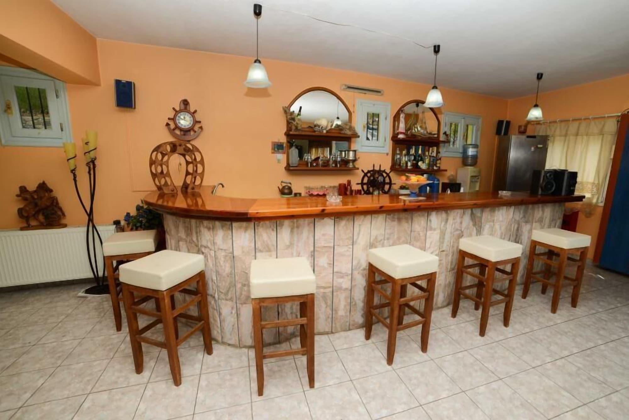 Bar/Salón Dina Hotel